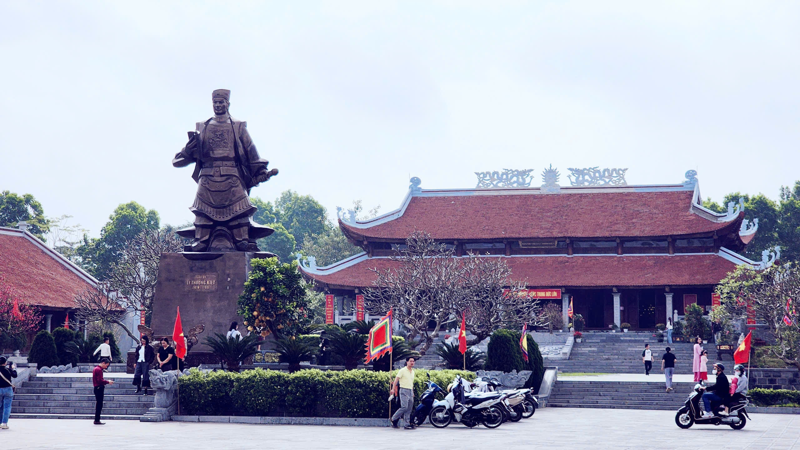 Đầu xu&acirc;n thăm đền thờ L&yacute; Thường Kiệt b&ecirc;n d&ograve;ng s&ocirc;ng Cầu lịch sử- Ảnh 2.