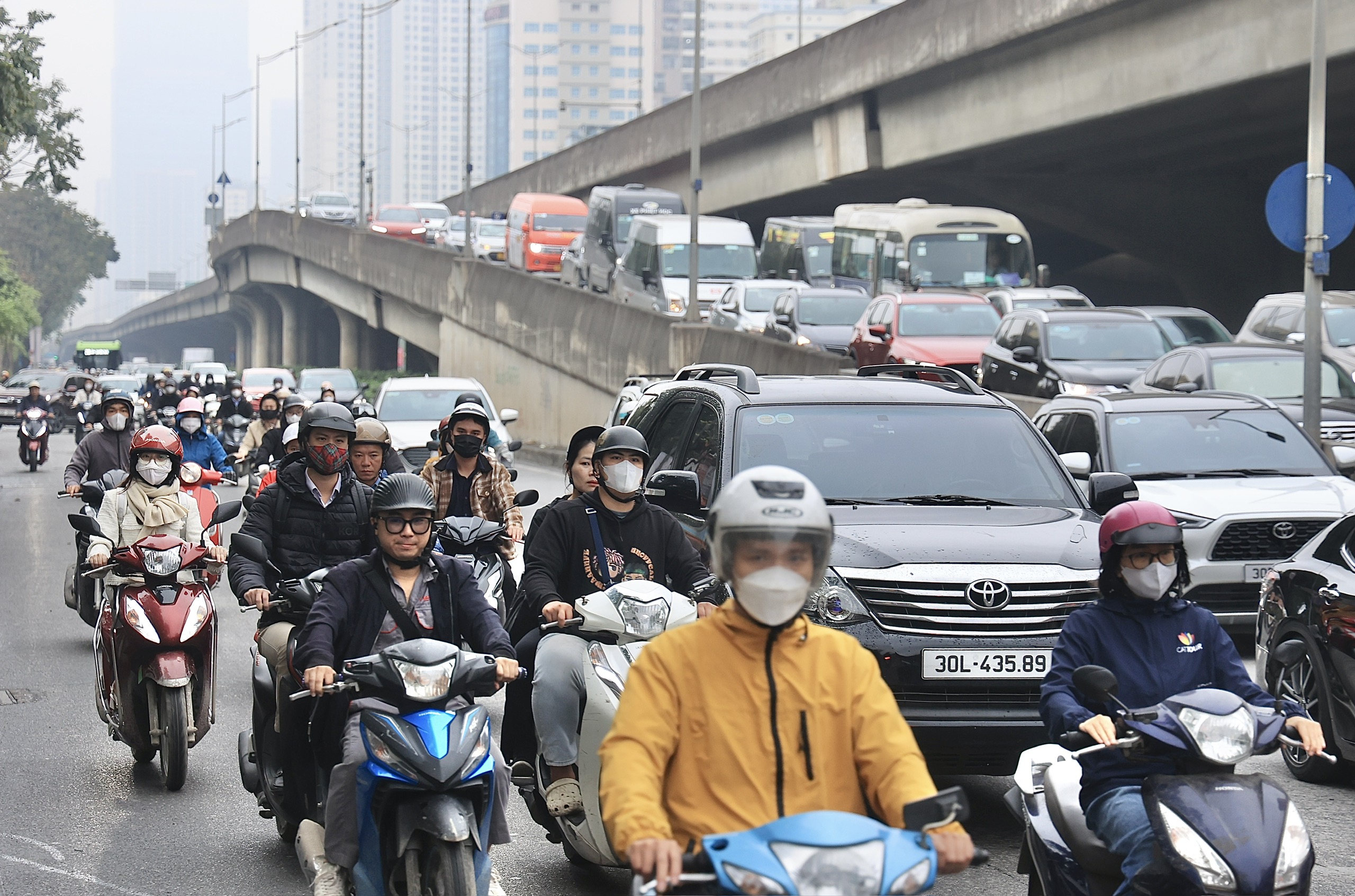 Xe cộ nh&iacute;ch từng m&eacute;t, H&agrave; Nội &ugrave;n tắc diện rộng sau Tết Nguy&ecirc;n đ&aacute;n- Ảnh 5.