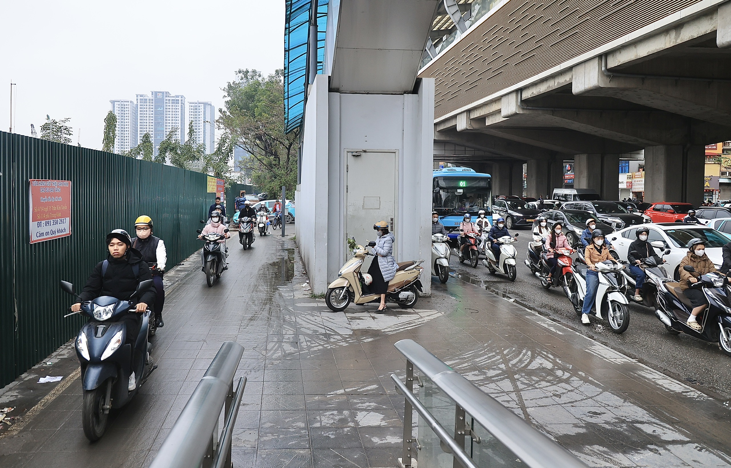 Xe cộ nh&iacute;ch từng m&eacute;t, H&agrave; Nội &ugrave;n tắc diện rộng sau Tết Nguy&ecirc;n đ&aacute;n- Ảnh 11.