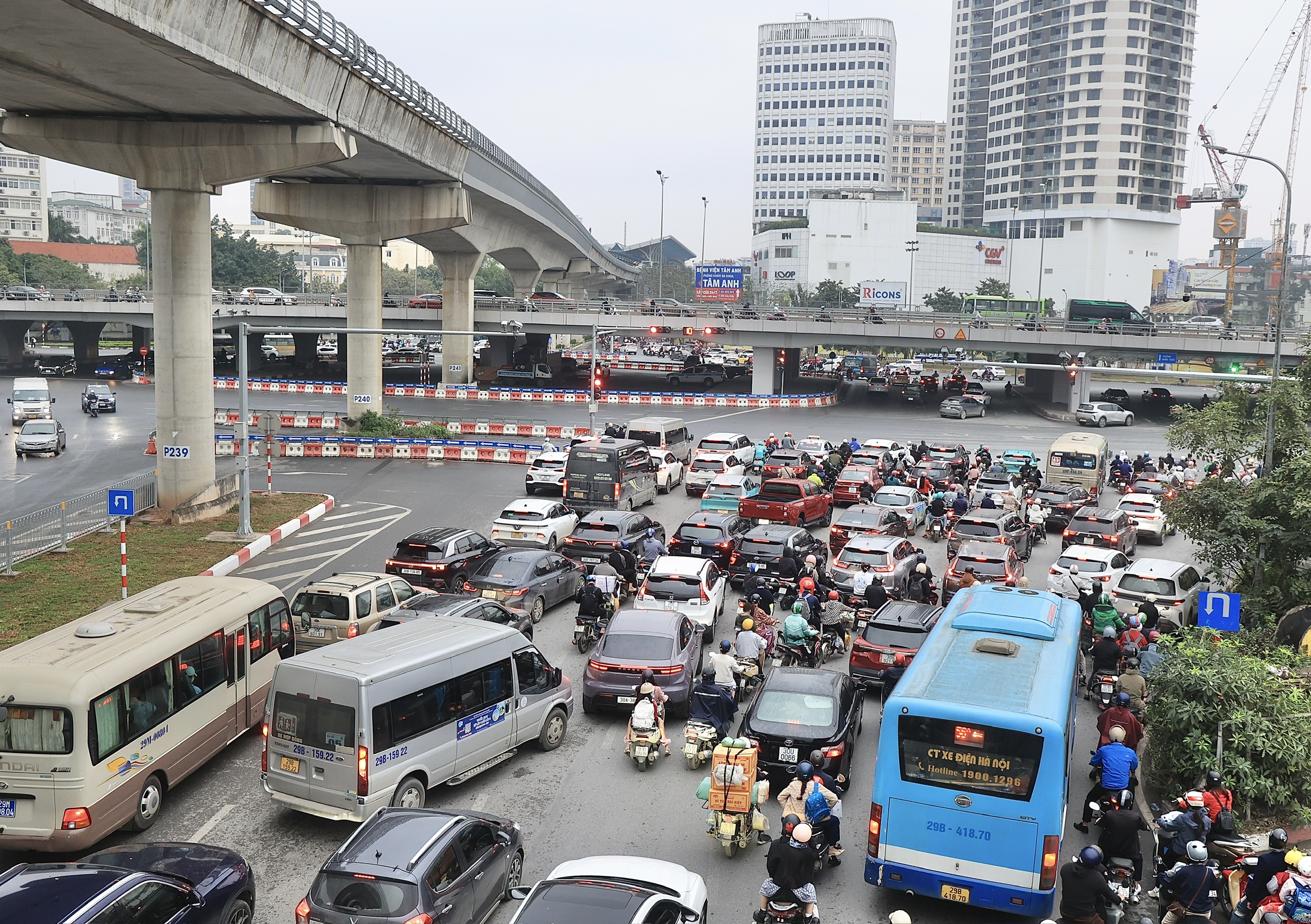 Xe cộ nh&iacute;ch từng m&eacute;t, H&agrave; Nội &ugrave;n tắc diện rộng sau Tết Nguy&ecirc;n đ&aacute;n- Ảnh 2.