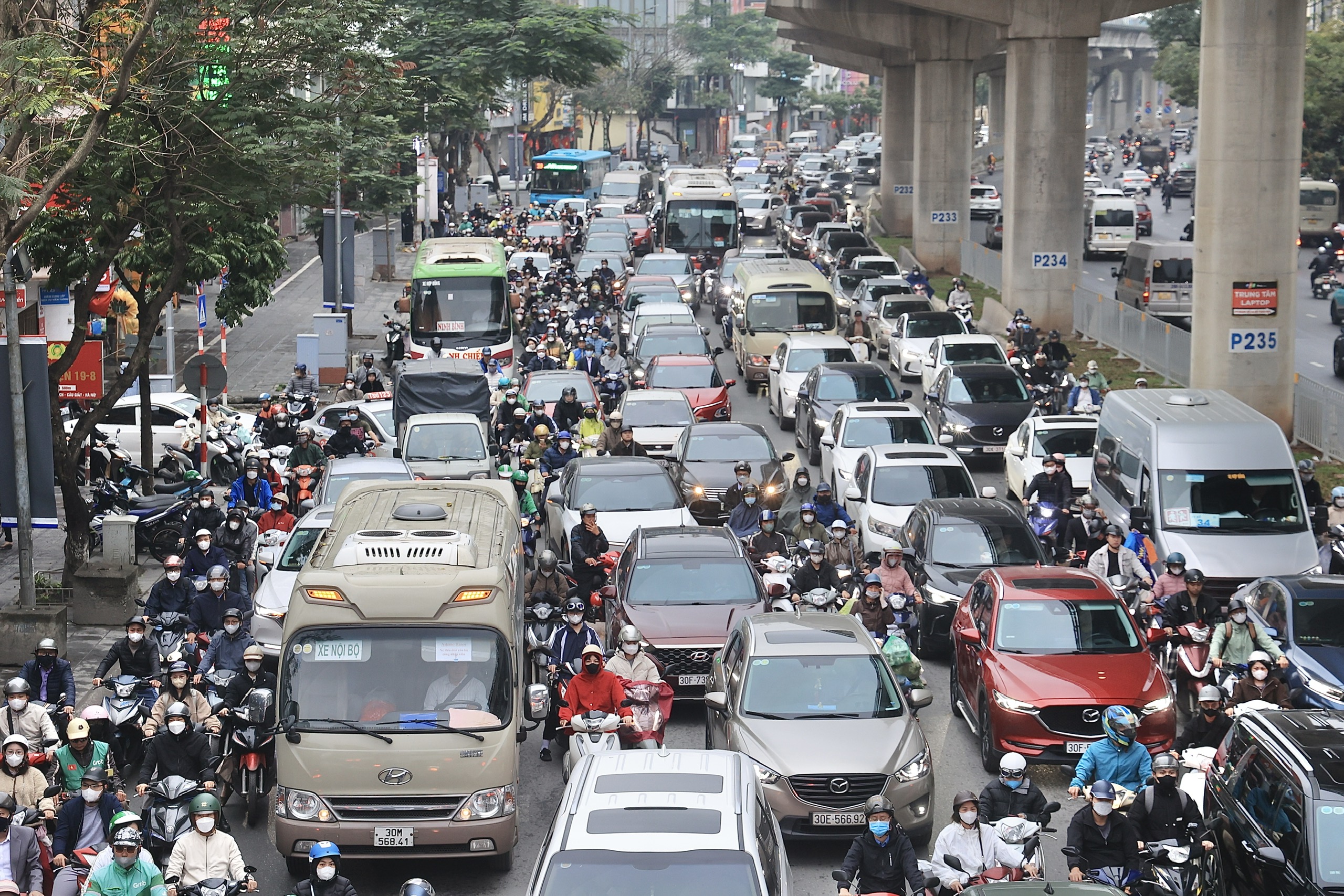 Xe cộ nh&iacute;ch từng m&eacute;t, H&agrave; Nội &ugrave;n tắc diện rộng sau Tết Nguy&ecirc;n đ&aacute;n- Ảnh 1.