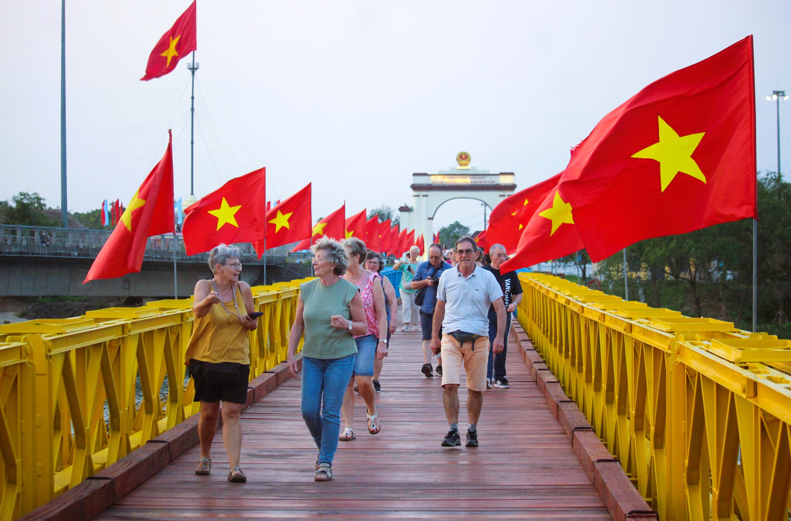 Khu di t&iacute;ch quốc gia đặc biệt Đ&ocirc;i bờ Hiền Lương - Bến Hải nhộn nhịp kh&aacute;ch tham quan- Ảnh 1.