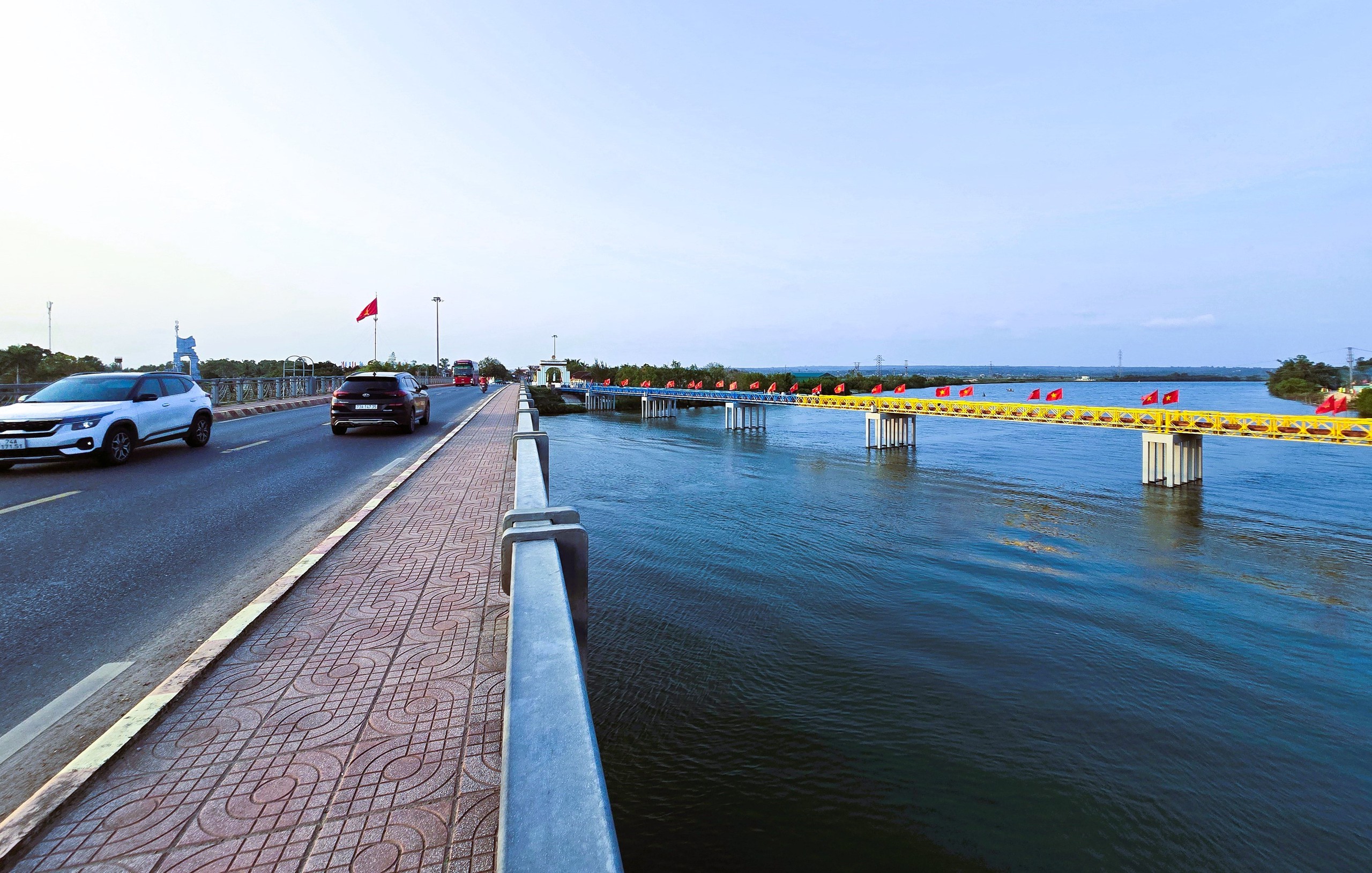 Khu di t&iacute;ch quốc gia đặc biệt Đ&ocirc;i bờ Hiền Lương - Bến Hải nhộn nhịp kh&aacute;ch tham quan- Ảnh 9.