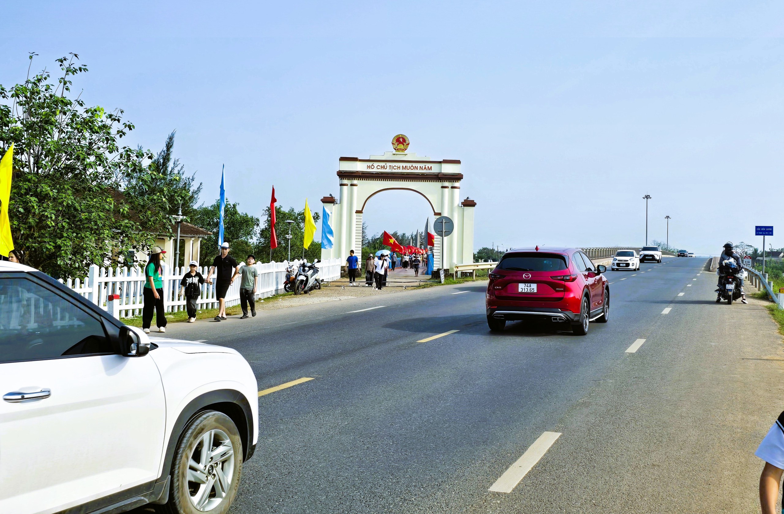 Khu di t&iacute;ch quốc gia đặc biệt Đ&ocirc;i bờ Hiền Lương - Bến Hải nhộn nhịp kh&aacute;ch tham quan- Ảnh 14.