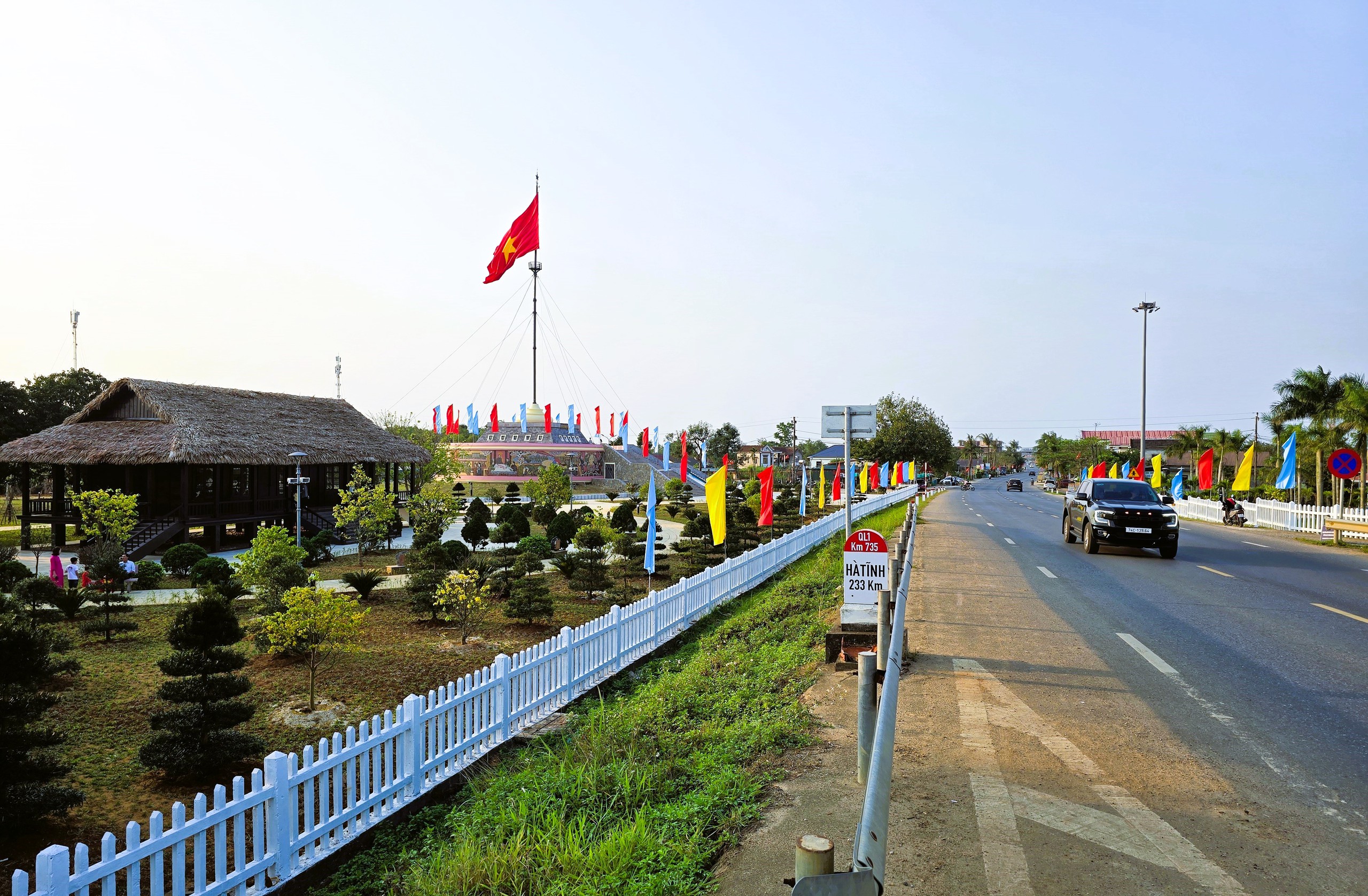 Khu di t&iacute;ch quốc gia đặc biệt Đ&ocirc;i bờ Hiền Lương - Bến Hải nhộn nhịp kh&aacute;ch tham quan- Ảnh 12.