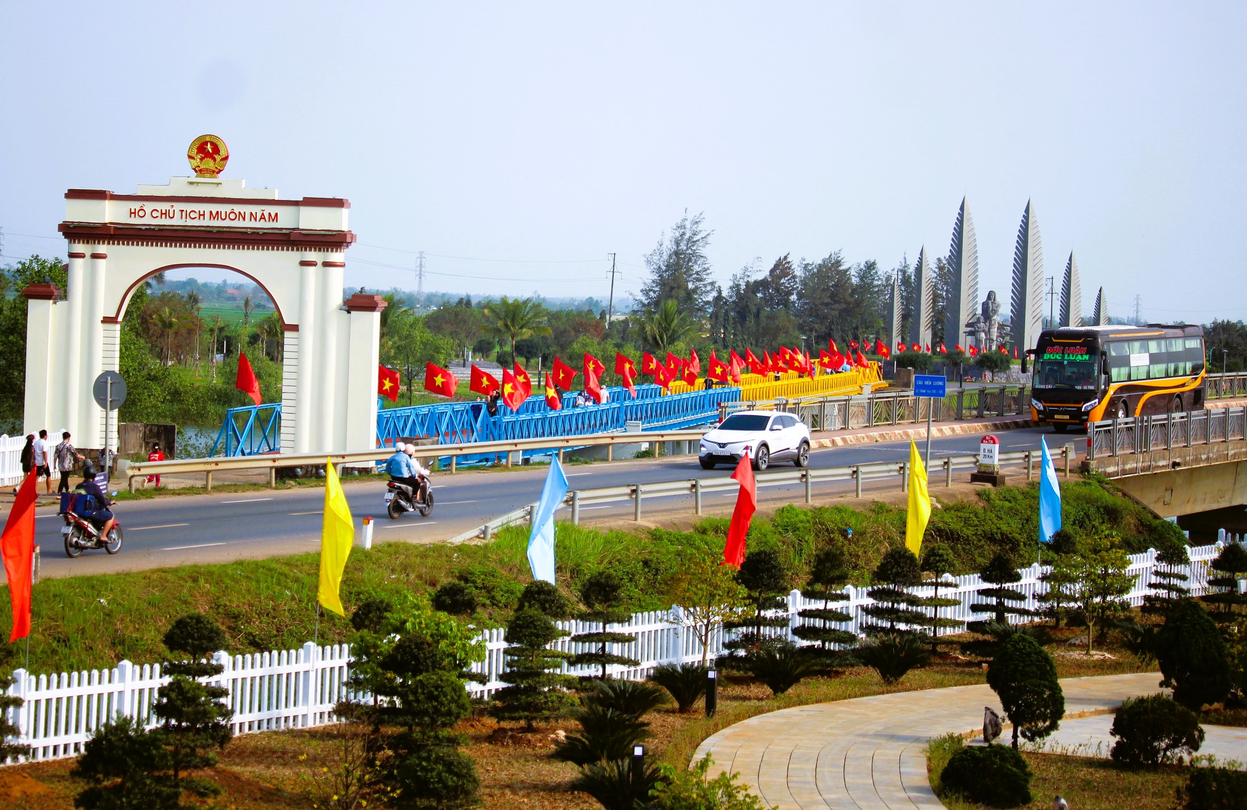 Khu di t&iacute;ch quốc gia đặc biệt Đ&ocirc;i bờ Hiền Lương - Bến Hải nhộn nhịp kh&aacute;ch tham quan- Ảnh 2.