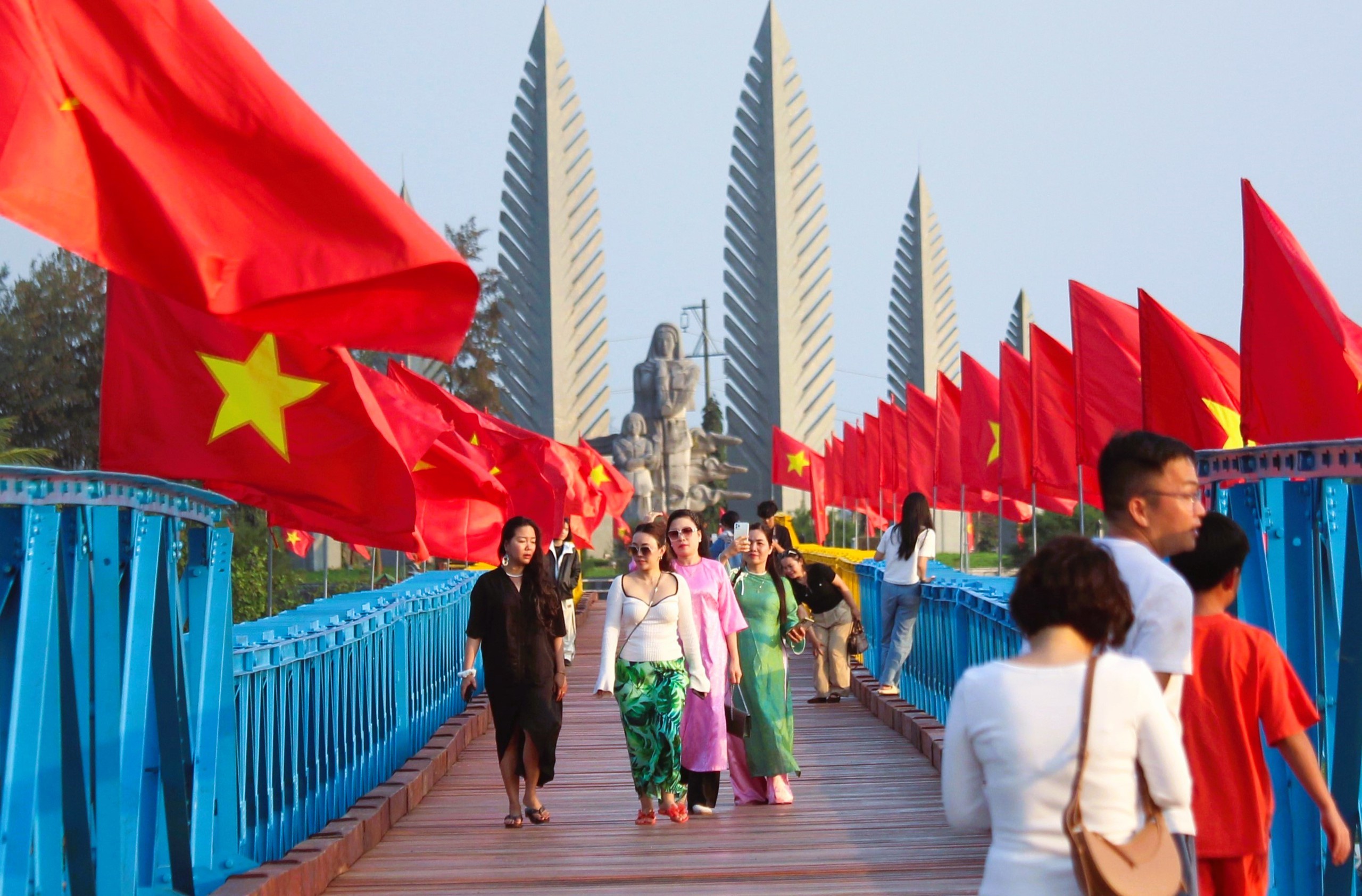 Khu di t&iacute;ch quốc gia đặc biệt Đ&ocirc;i bờ Hiền Lương - Bến Hải nhộn nhịp kh&aacute;ch tham quan- Ảnh 3.