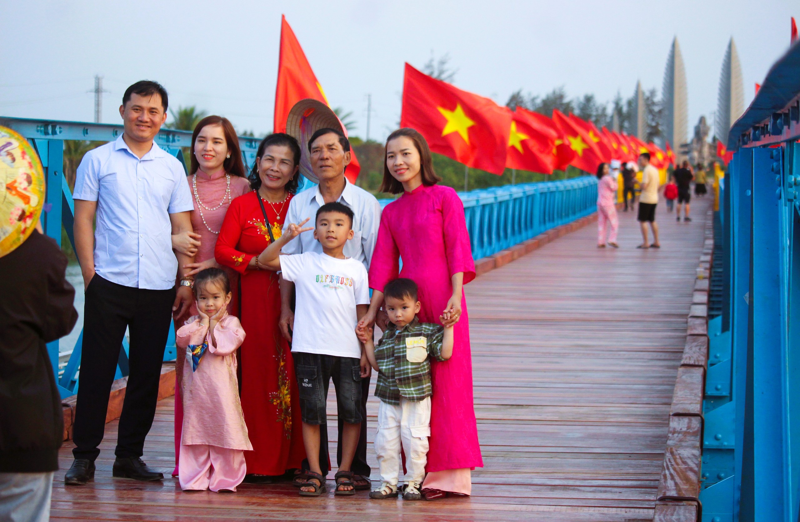 Khu di t&iacute;ch quốc gia đặc biệt Đ&ocirc;i bờ Hiền Lương - Bến Hải nhộn nhịp kh&aacute;ch tham quan- Ảnh 4.