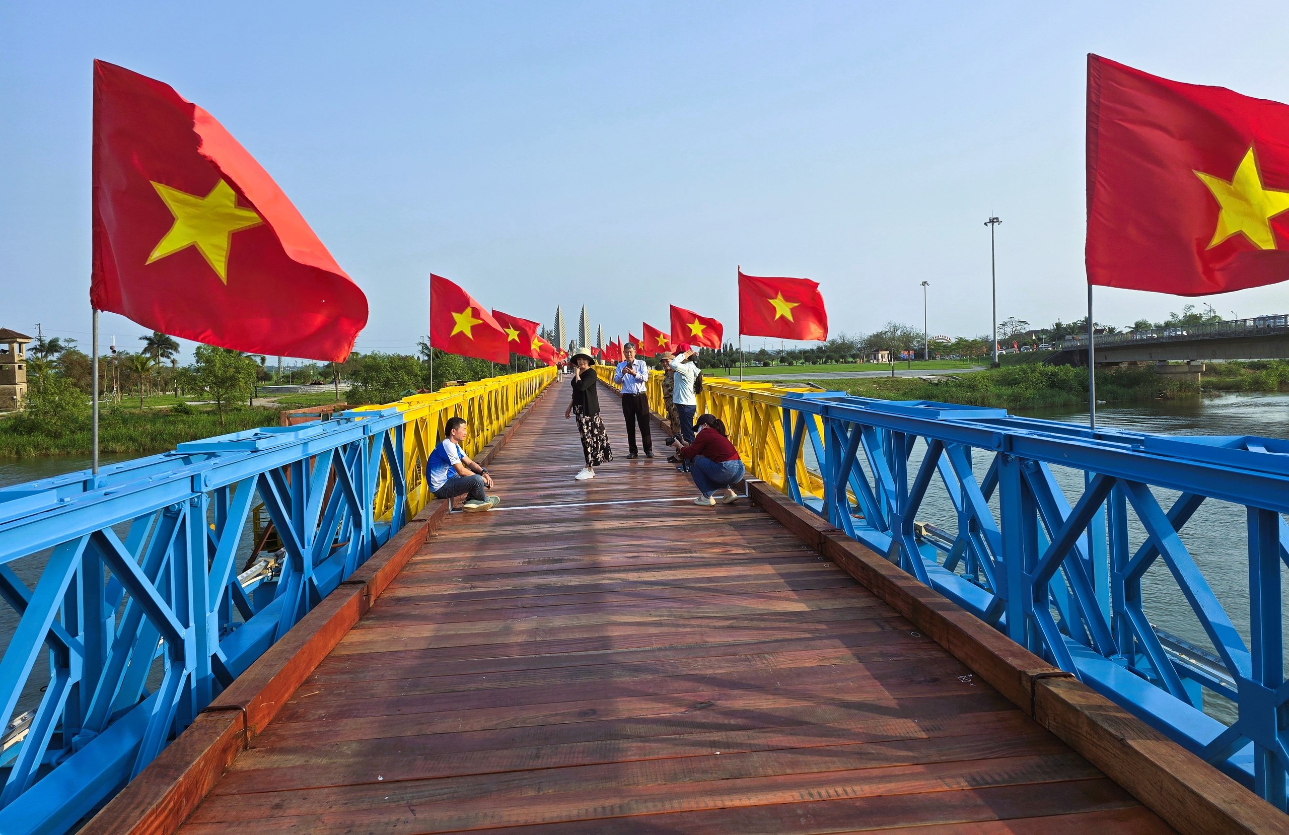 Khu di t&iacute;ch quốc gia đặc biệt Đ&ocirc;i bờ Hiền Lương - Bến Hải nhộn nhịp kh&aacute;ch tham quan- Ảnh 6.