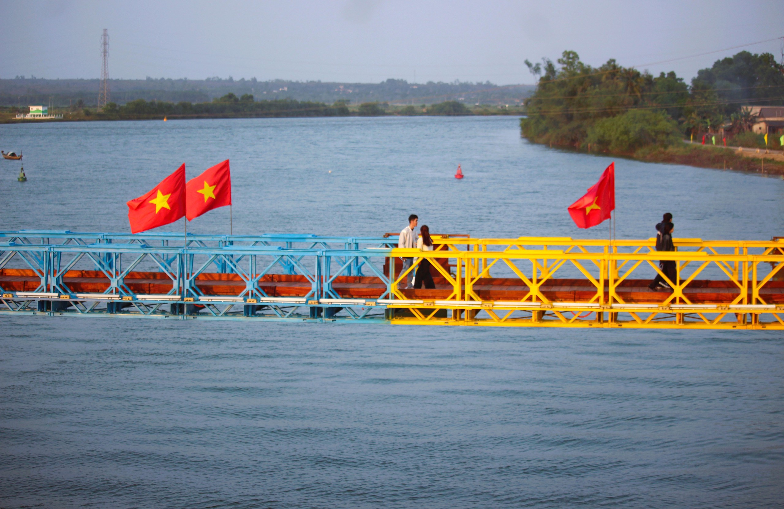 Khu di t&iacute;ch quốc gia đặc biệt Đ&ocirc;i bờ Hiền Lương - Bến Hải nhộn nhịp kh&aacute;ch tham quan- Ảnh 7.