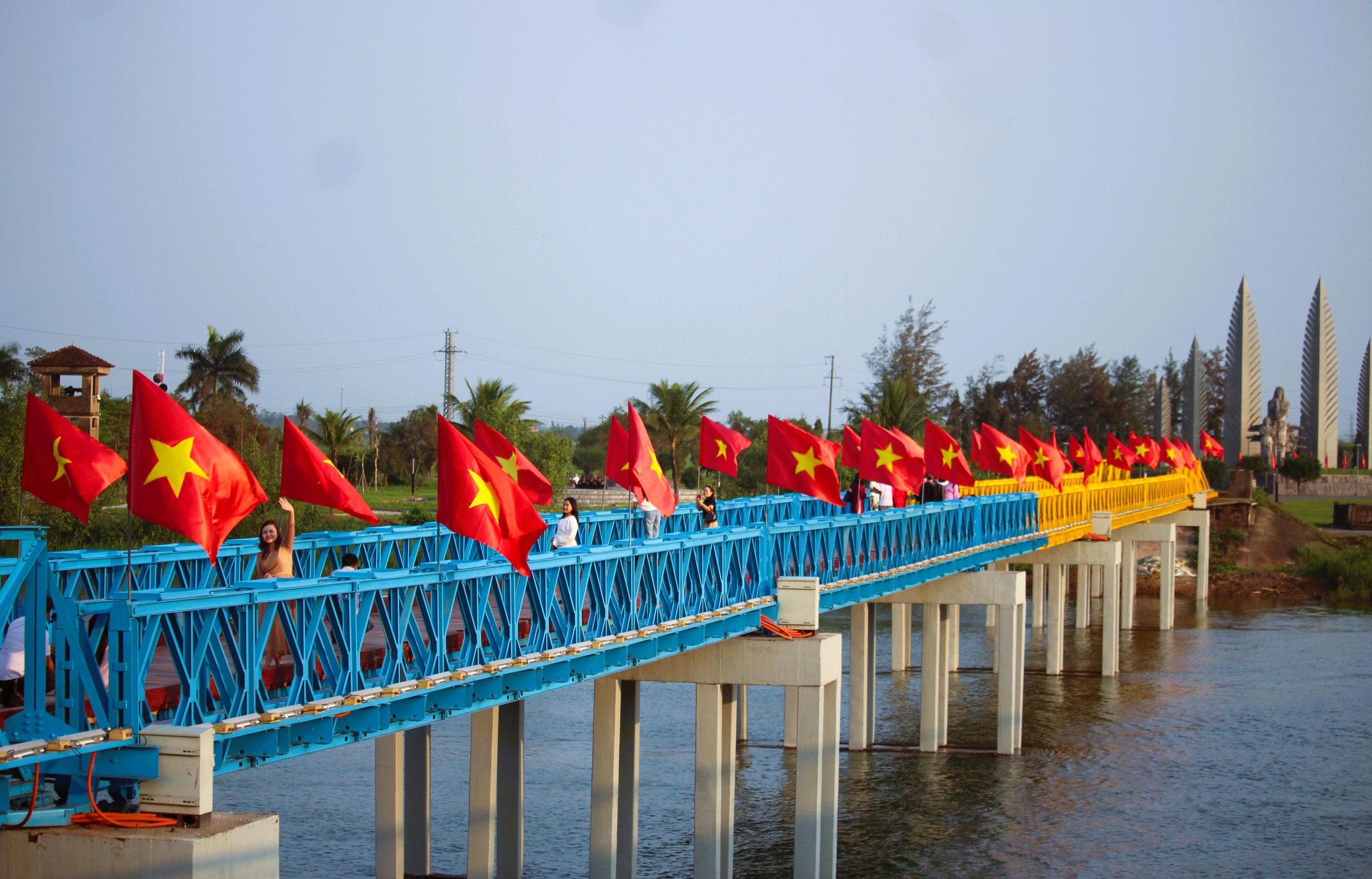 Khu di t&iacute;ch quốc gia đặc biệt Đ&ocirc;i bờ Hiền Lương - Bến Hải nhộn nhịp kh&aacute;ch tham quan- Ảnh 8.