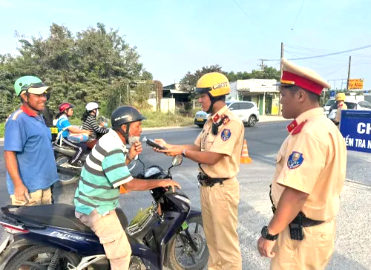 CSGT T&acirc;y Ninh lập bi&ecirc;n bản hơn 1.300 trường hợp vi phạm trong cao điểm Tết- Ảnh 1.