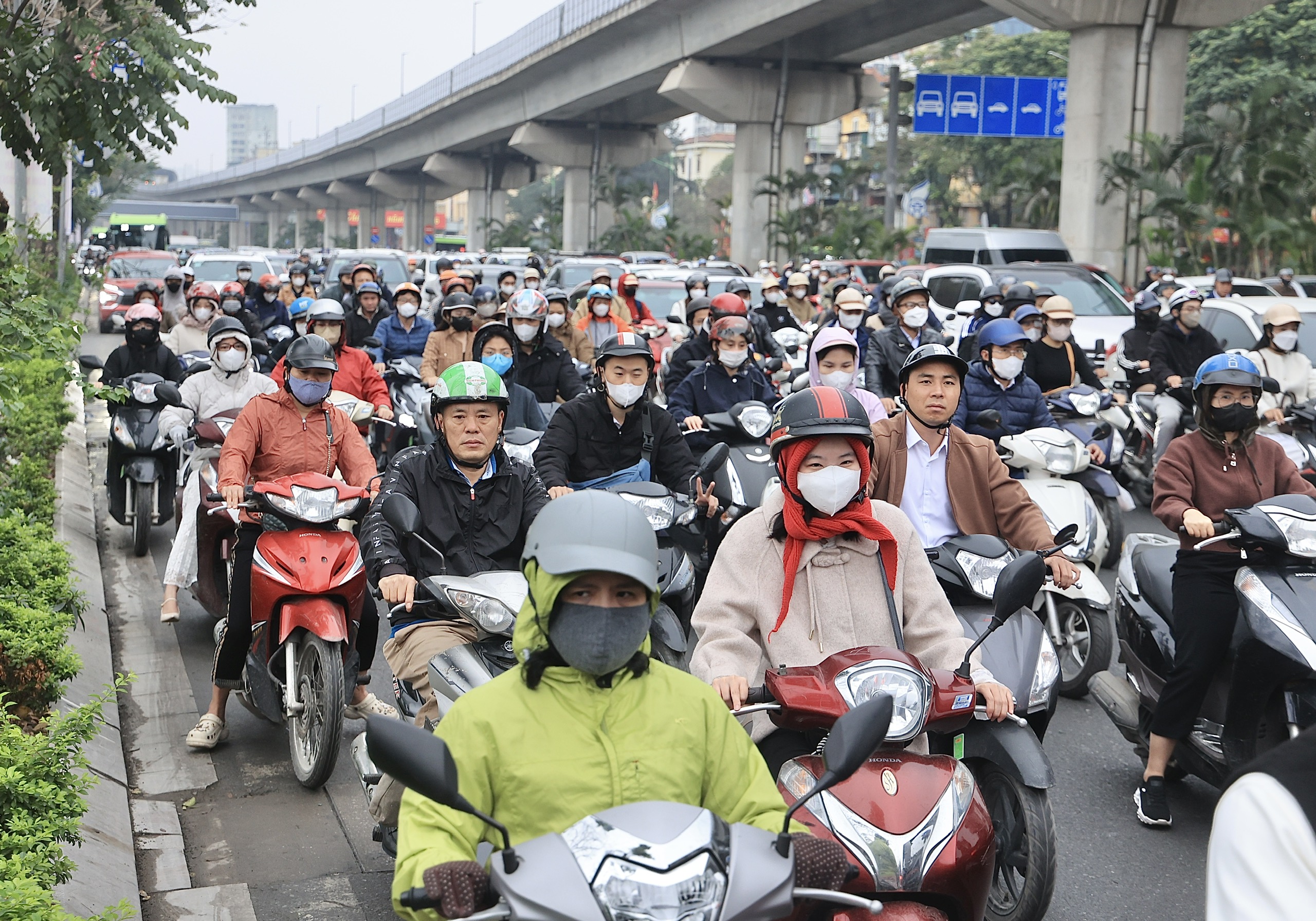 Xe cộ nh&iacute;ch từng m&eacute;t, H&agrave; Nội &ugrave;n tắc diện rộng sau Tết Nguy&ecirc;n đ&aacute;n- Ảnh 7.