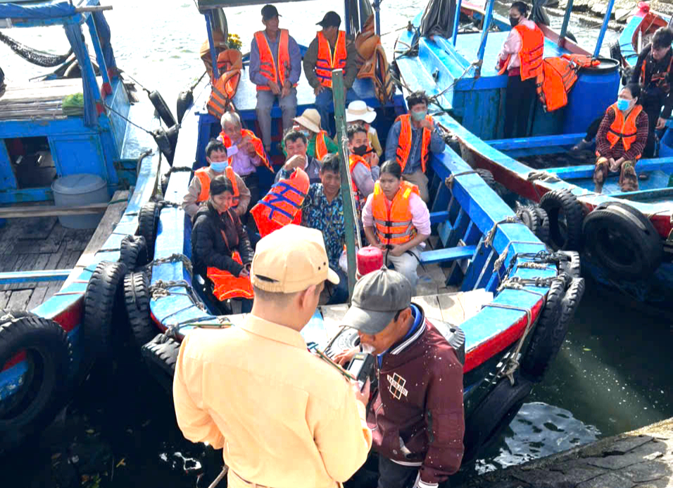 Gia Lai: Siết chặt ATGT đường thuỷ sau các vụ tai nạn lật tàu, thuyền trên cả nước- Ảnh 2. Gia Lai: Siết chặt ATGT đường thuỷ sau các vụ tai nạn lật tàu, thuyền trên cả nước- Ảnh 2.