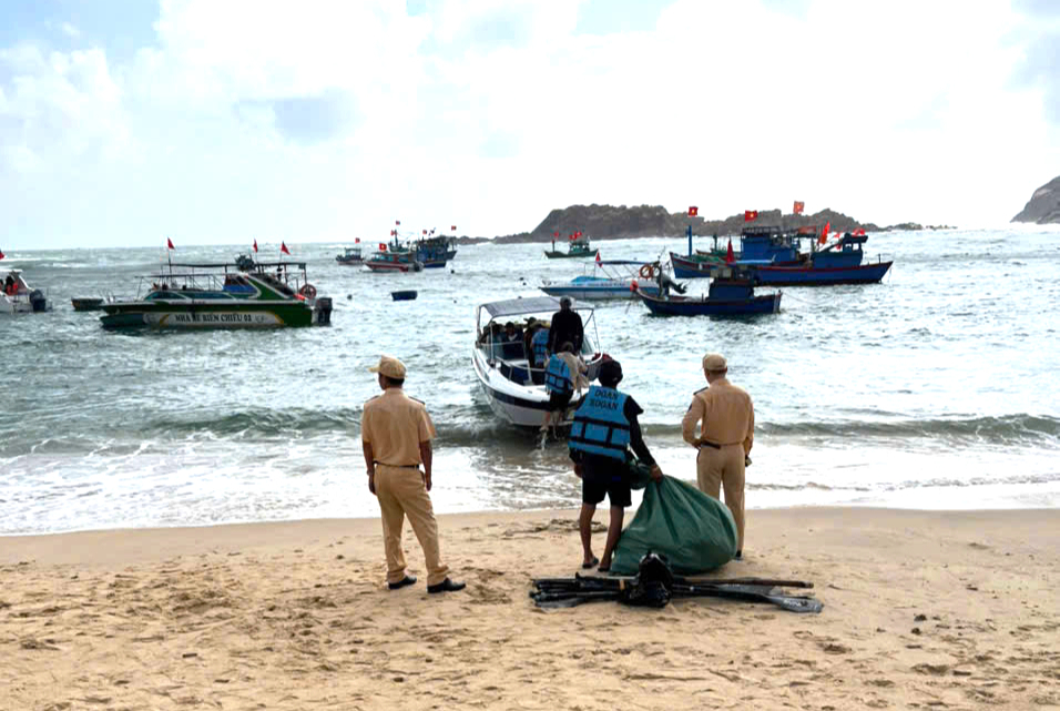 Gia Lai: Siết chặt ATGT đường thuỷ sau các vụ tai nạn lật tàu, thuyền trên cả nước- Ảnh 4. Gia Lai: Siết chặt ATGT đường thuỷ sau các vụ tai nạn lật tàu, thuyền trên cả nước- Ảnh 4.