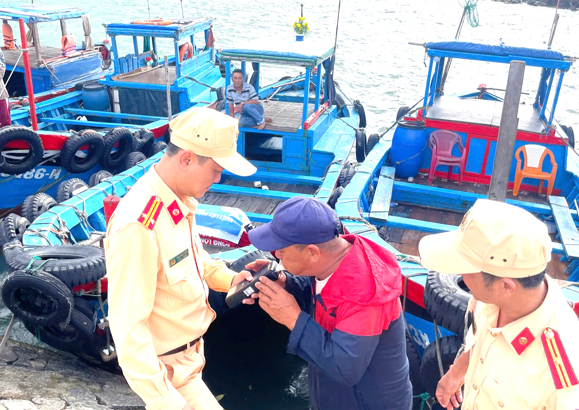 Gia Lai: Siết chặt ATGT đường thuỷ sau các vụ tai nạn lật tàu, thuyền trên cả nước- Ảnh 3. Gia Lai: Siết chặt ATGT đường thuỷ sau các vụ tai nạn lật tàu, thuyền trên cả nước- Ảnh 3.