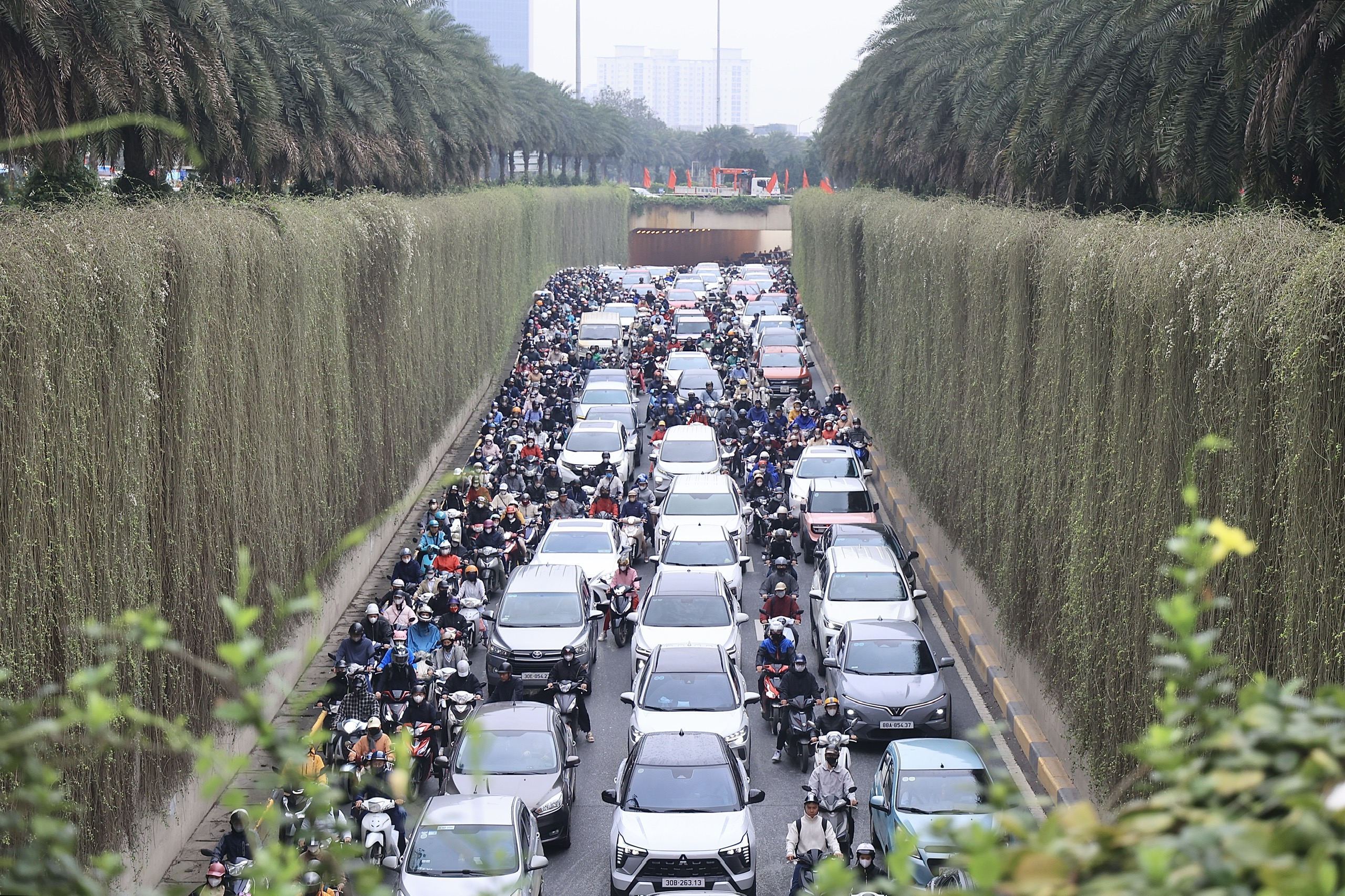 Xe cộ nh&iacute;ch từng m&eacute;t, H&agrave; Nội &ugrave;n tắc diện rộng sau Tết Nguy&ecirc;n đ&aacute;n- Ảnh 4.