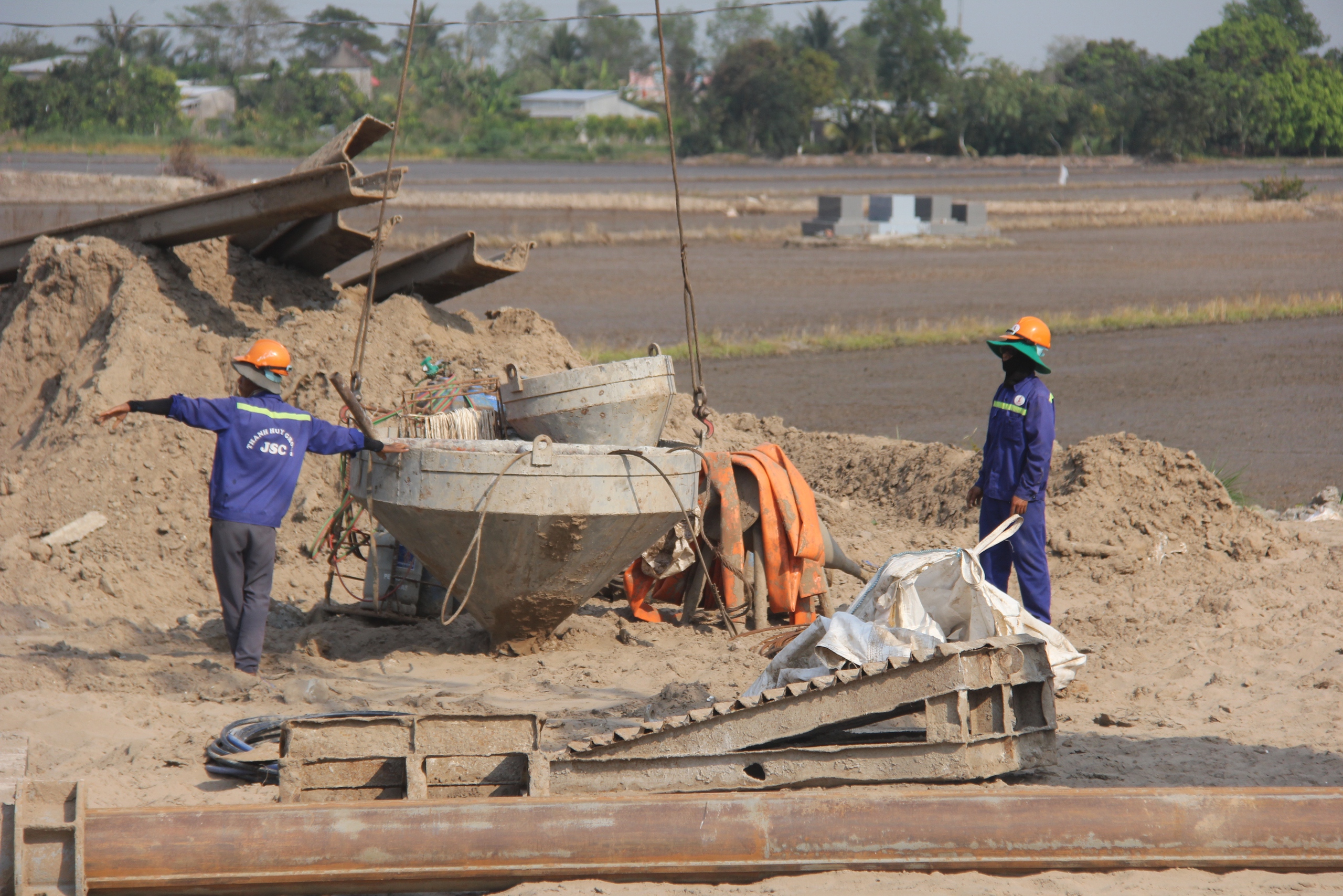 Cao tốc Mỹ An - Cao Lãnh: Tăng tốc sau Tết, khơi thông nguồn vật liệu để đẩy nhanh tiến độ- Ảnh 6. Cao tốc Mỹ An - Cao Lãnh: Tăng tốc sau Tết, khơi thông nguồn vật liệu để đẩy nhanh tiến độ- Ảnh 6.
