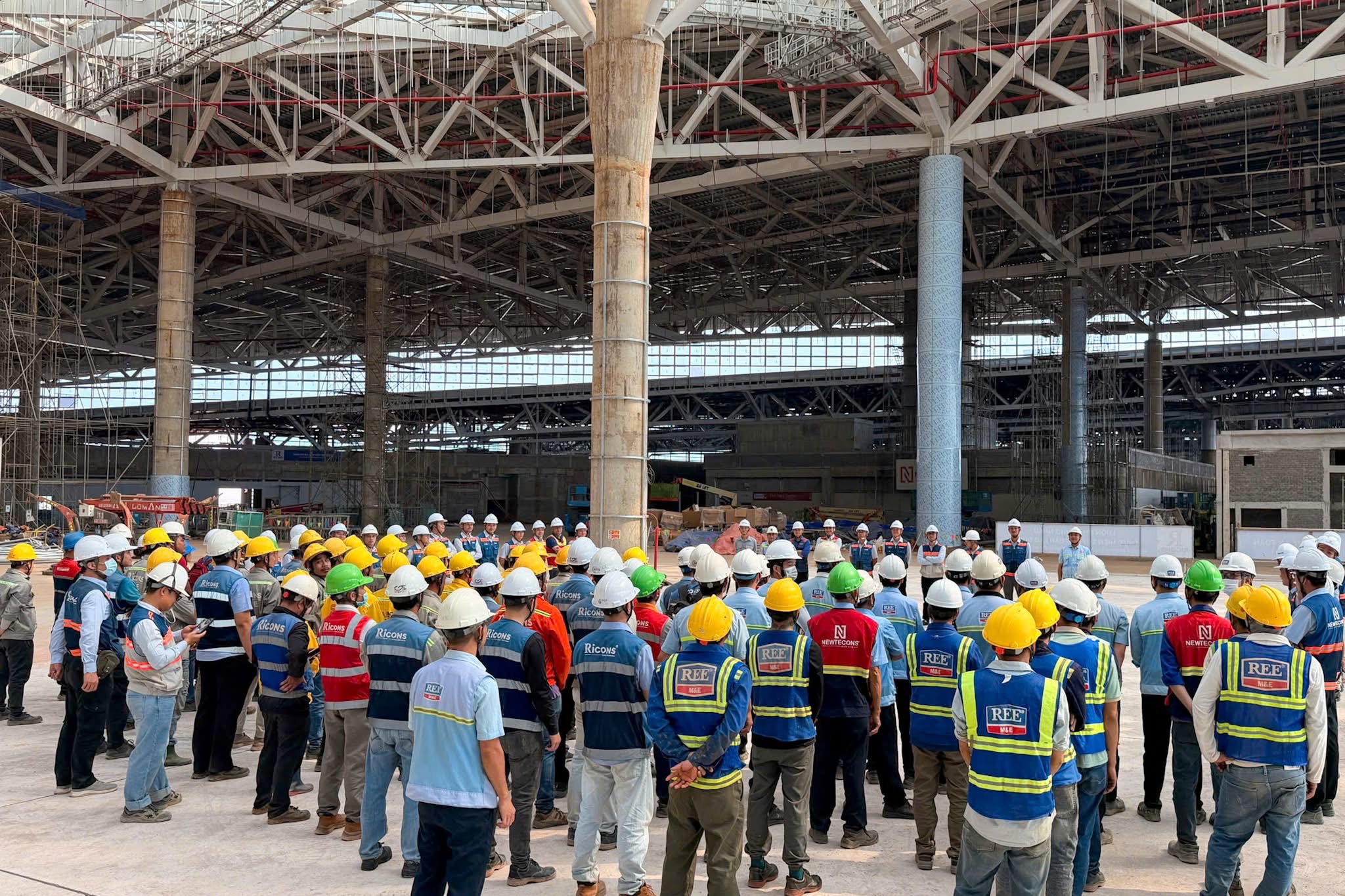 Rộn r&agrave;ng, hối hả tr&ecirc;n đại c&ocirc;ng trường s&acirc;n bay Long Th&agrave;nh- Ảnh 9.