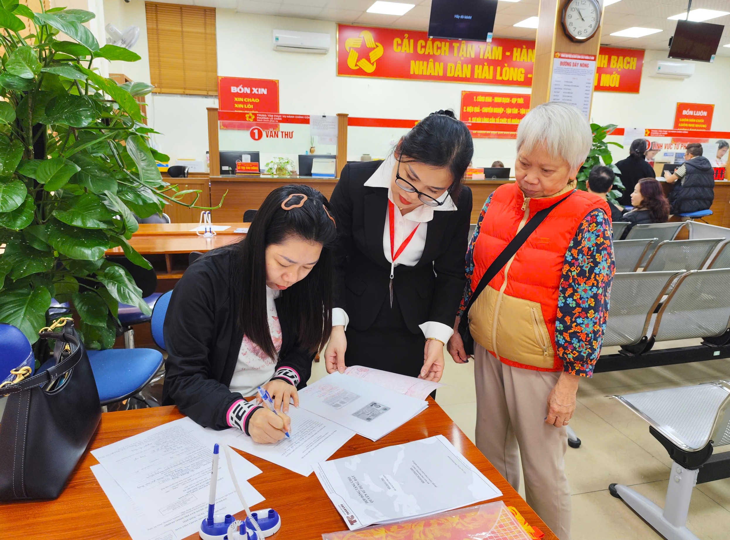 Phú Thọ, Hải Phòng tuân thủ kỷ cương hành chính ngay ngày làm việc sau Tết- Ảnh 3. Phú Thọ, Hải Phòng tuân thủ kỷ cương hành chính ngay ngày làm việc sau Tết- Ảnh 3.