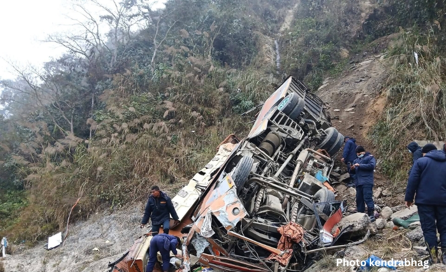 Nepal: Xe chở kh&aacute;ch lao xuống sườn n&uacute;i, nhiều c&ocirc;ng d&acirc;n nước ngo&agrave;i thiệt mạng- Ảnh 1.