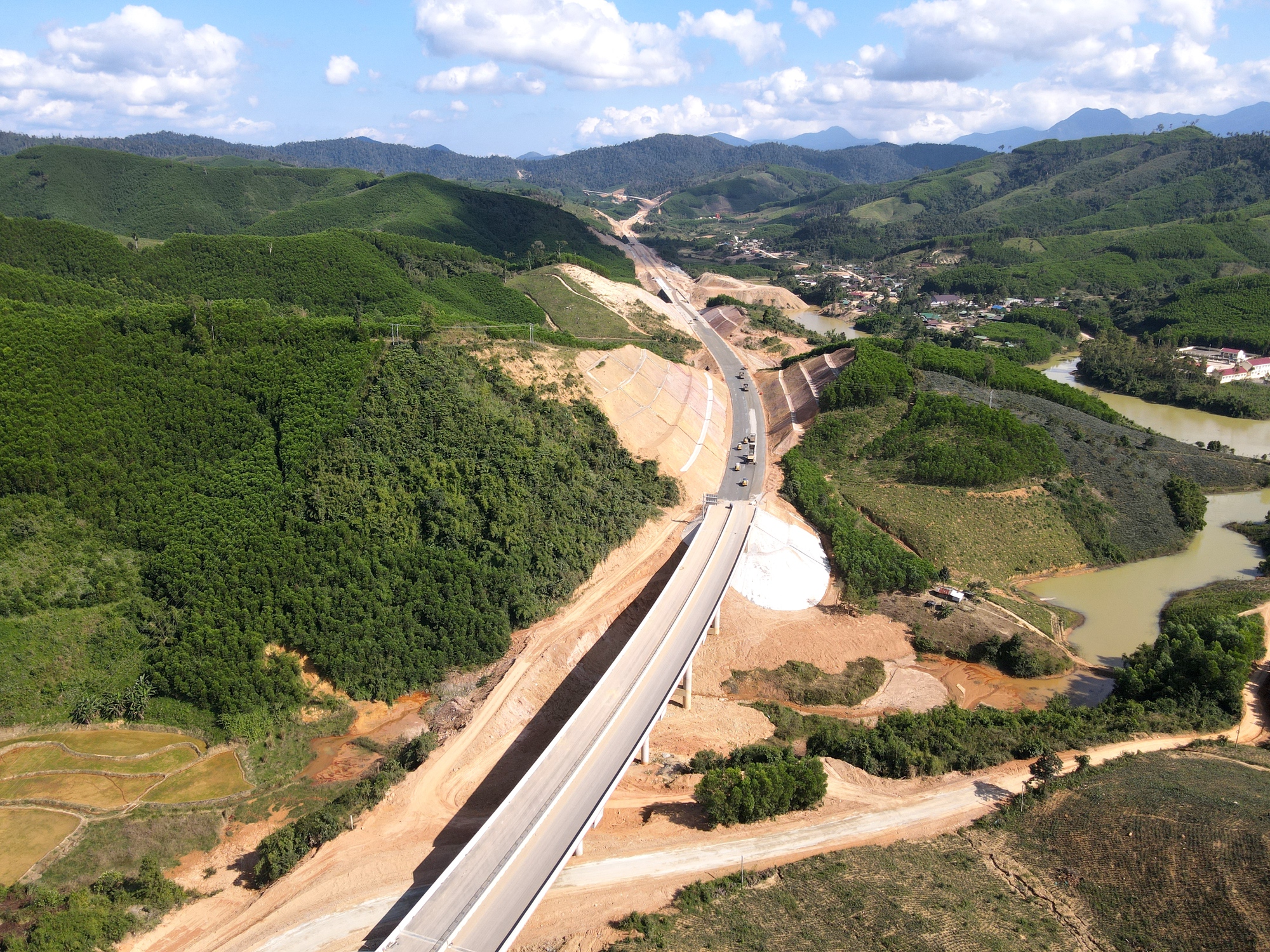 Những trụ cầu cao hơn 50m đang h&igrave;nh th&agrave;nh tr&ecirc;n cao tốc Kh&aacute;nh H&ograve;a - Bu&ocirc;n Ma Thuột- Ảnh 1.