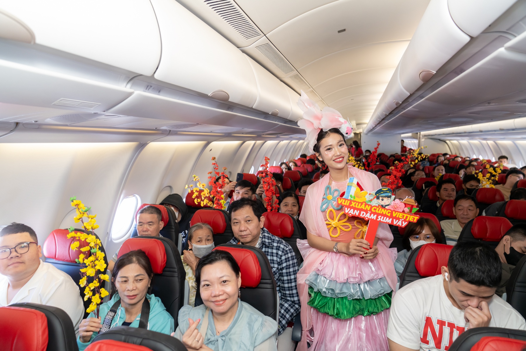 Đ&oacute;n T&aacute;o qu&acirc;n c&ugrave;ng Vietjet tr&ecirc;n những chuyến bay ngập tr&agrave;n kh&ocirc;ng kh&iacute; Tết- Ảnh 1.