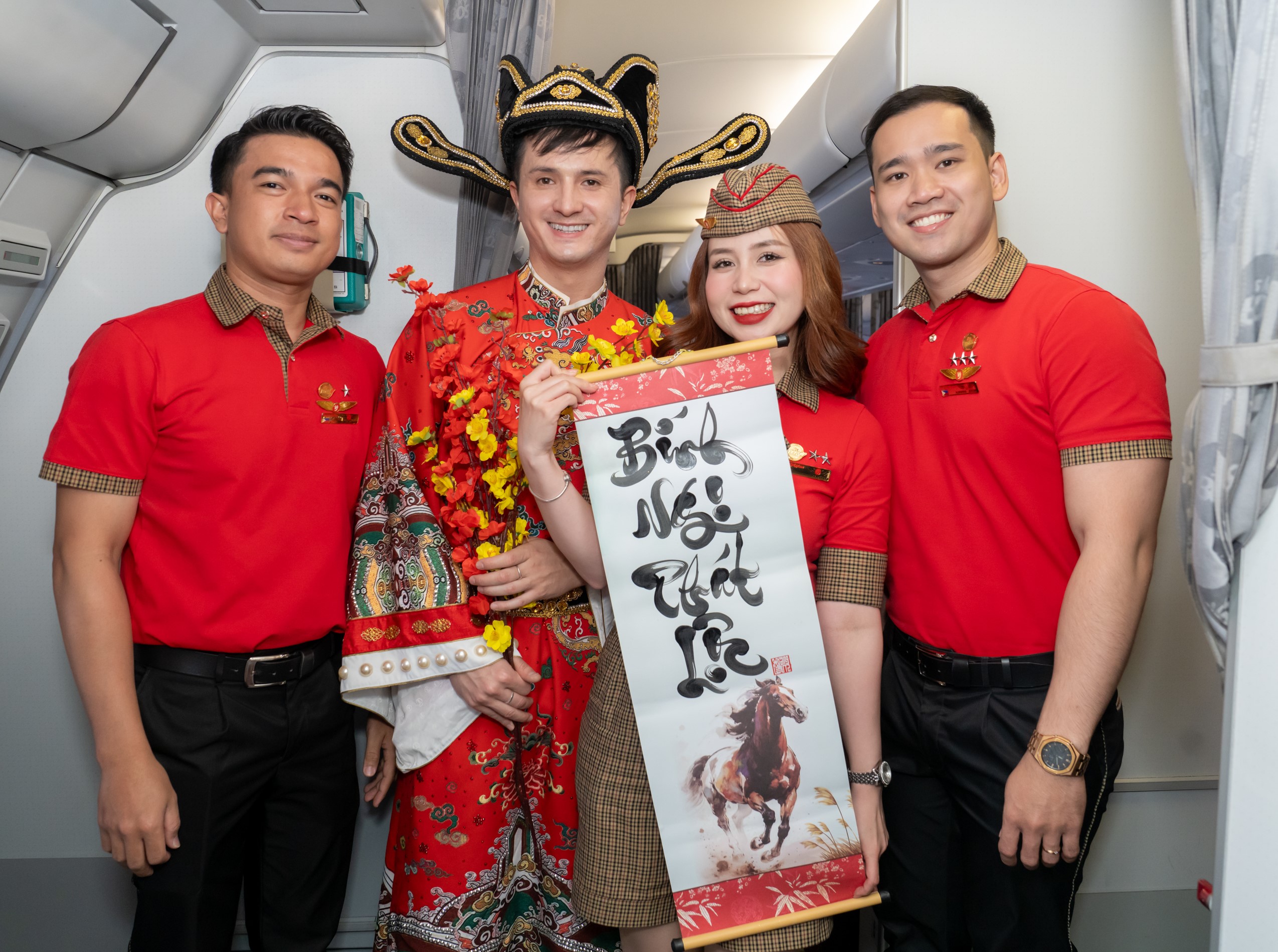 Đ&oacute;n T&aacute;o qu&acirc;n c&ugrave;ng Vietjet tr&ecirc;n những chuyến bay ngập tr&agrave;n kh&ocirc;ng kh&iacute; Tết- Ảnh 12.