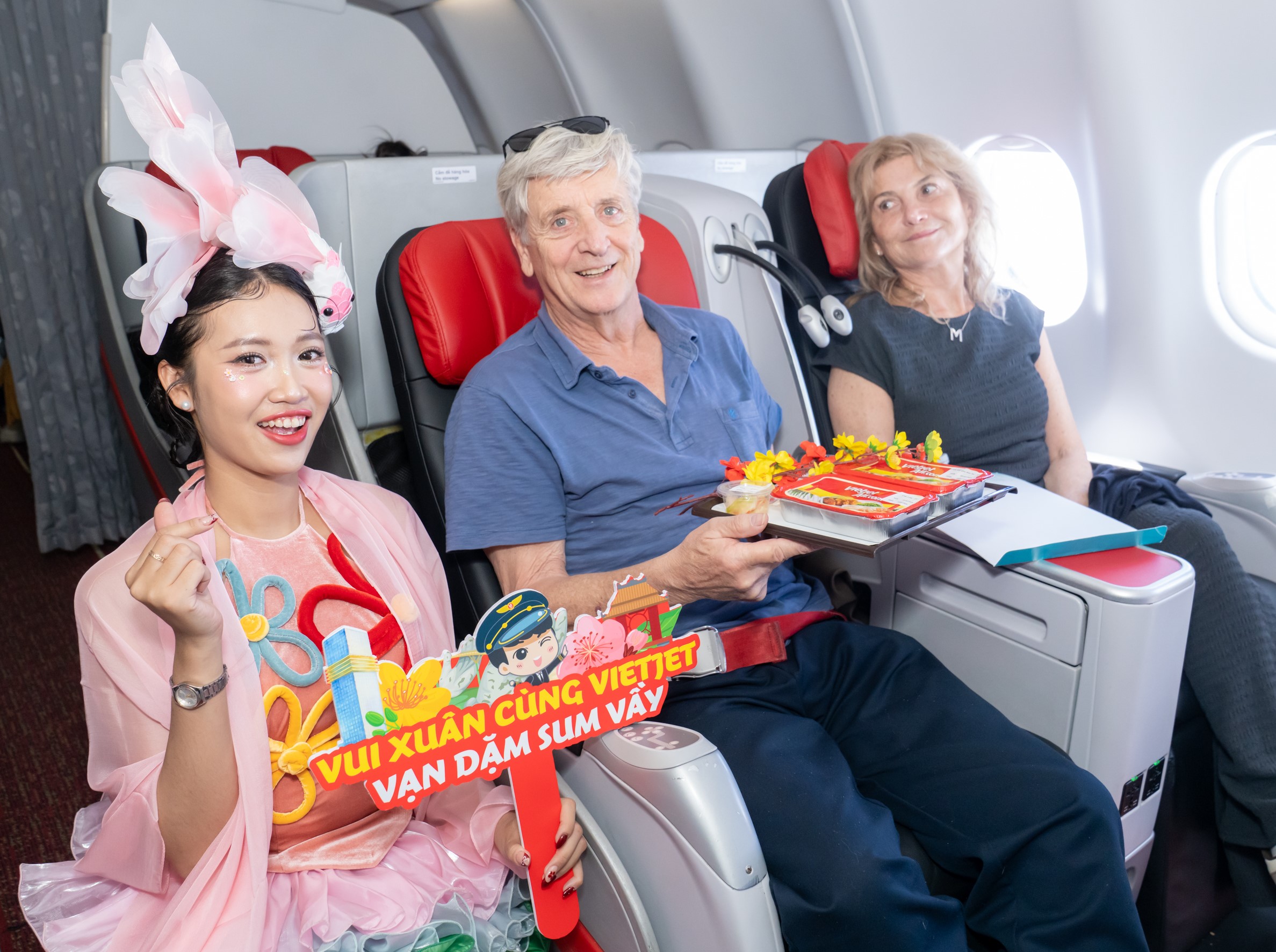 Đ&oacute;n T&aacute;o qu&acirc;n c&ugrave;ng Vietjet tr&ecirc;n những chuyến bay ngập tr&agrave;n kh&ocirc;ng kh&iacute; Tết- Ảnh 2.