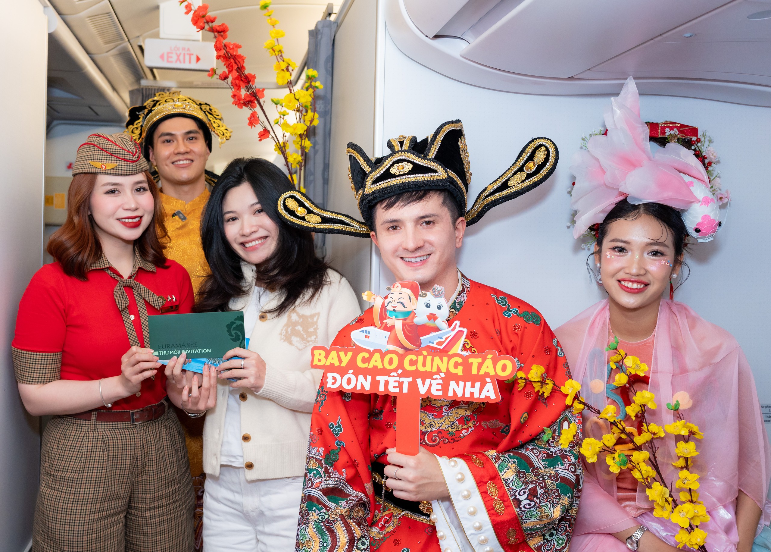 Đ&oacute;n T&aacute;o qu&acirc;n c&ugrave;ng Vietjet tr&ecirc;n những chuyến bay ngập tr&agrave;n kh&ocirc;ng kh&iacute; Tết- Ảnh 9.