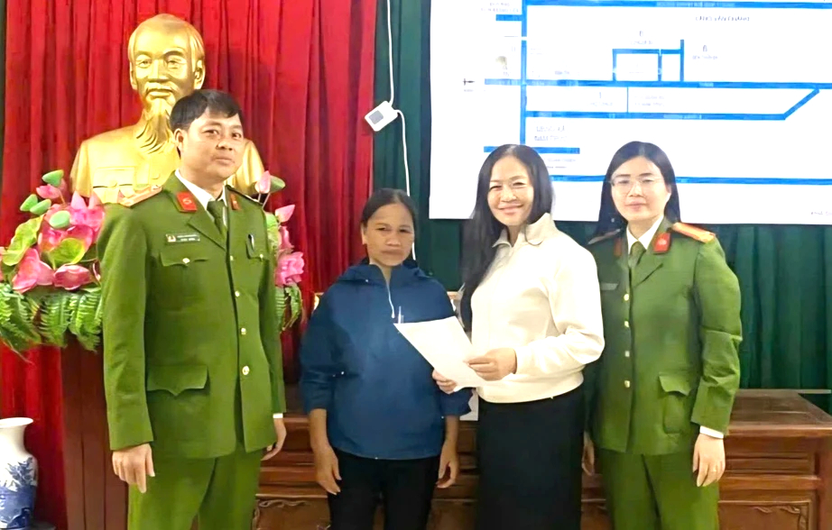 Người phụ nữ Ninh Bình vui mừng nhận lại 100 triệu đồng chuyển khoản nhầm- Ảnh 1. Người phụ nữ Ninh Bình vui mừng nhận lại 100 triệu đồng chuyển khoản nhầm- Ảnh 1.