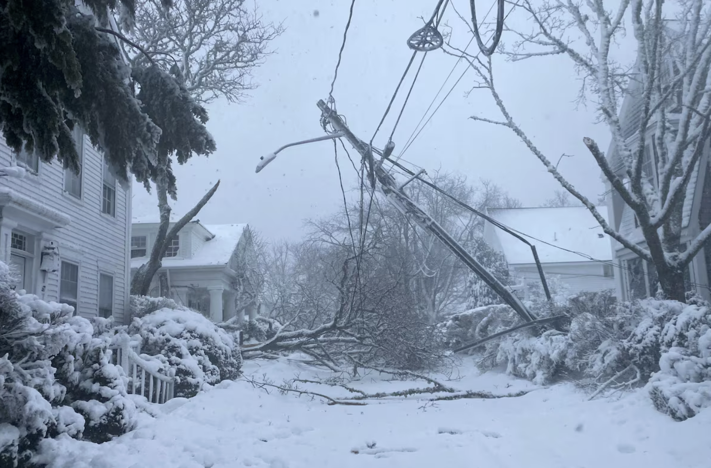 Bão tuyết làm tê liệt giao thông vùng Đông Bắc nước Mỹ- Ảnh 1. Bão tuyết làm tê liệt giao thông vùng Đông Bắc nước Mỹ- Ảnh 1.