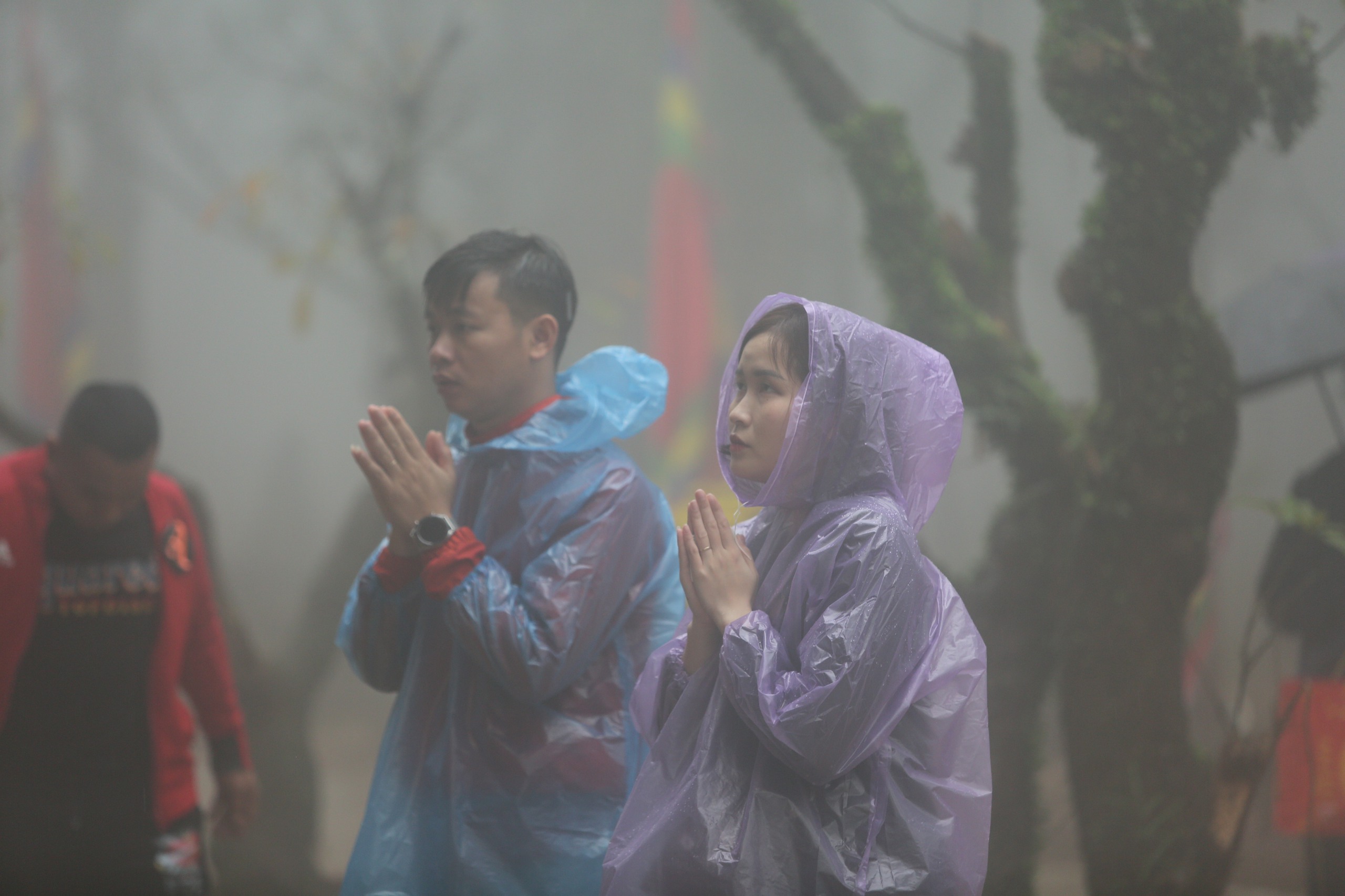 D&ograve;ng người đội mưa, vượt sương m&ugrave; l&ecirc;n cổng trời khai hội đền Nưa - Am Ti&ecirc;m- Ảnh 4.