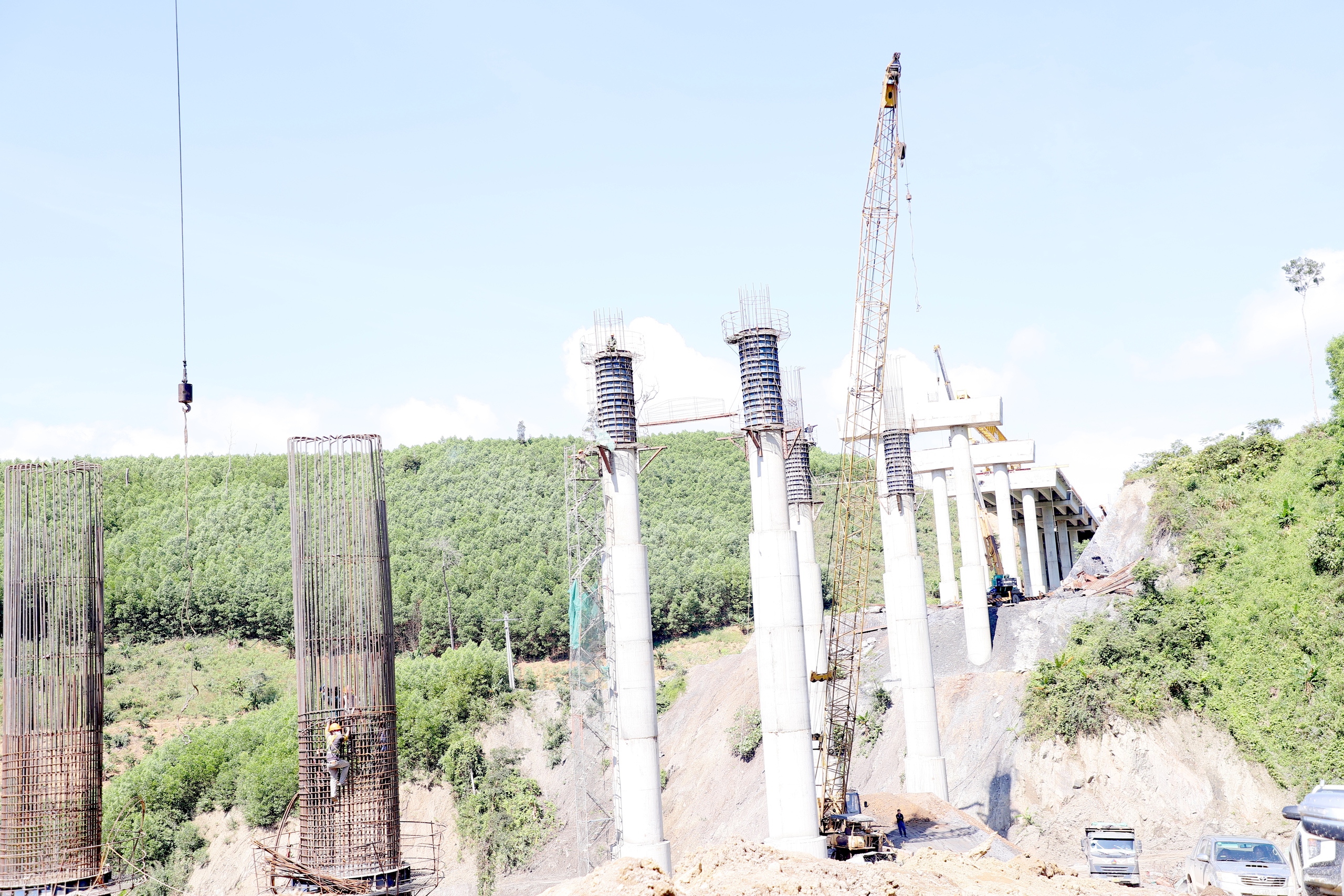 Những trụ cầu cao hơn 50m đang h&igrave;nh th&agrave;nh tr&ecirc;n cao tốc Kh&aacute;nh H&ograve;a - Bu&ocirc;n Ma Thuột- Ảnh 13.