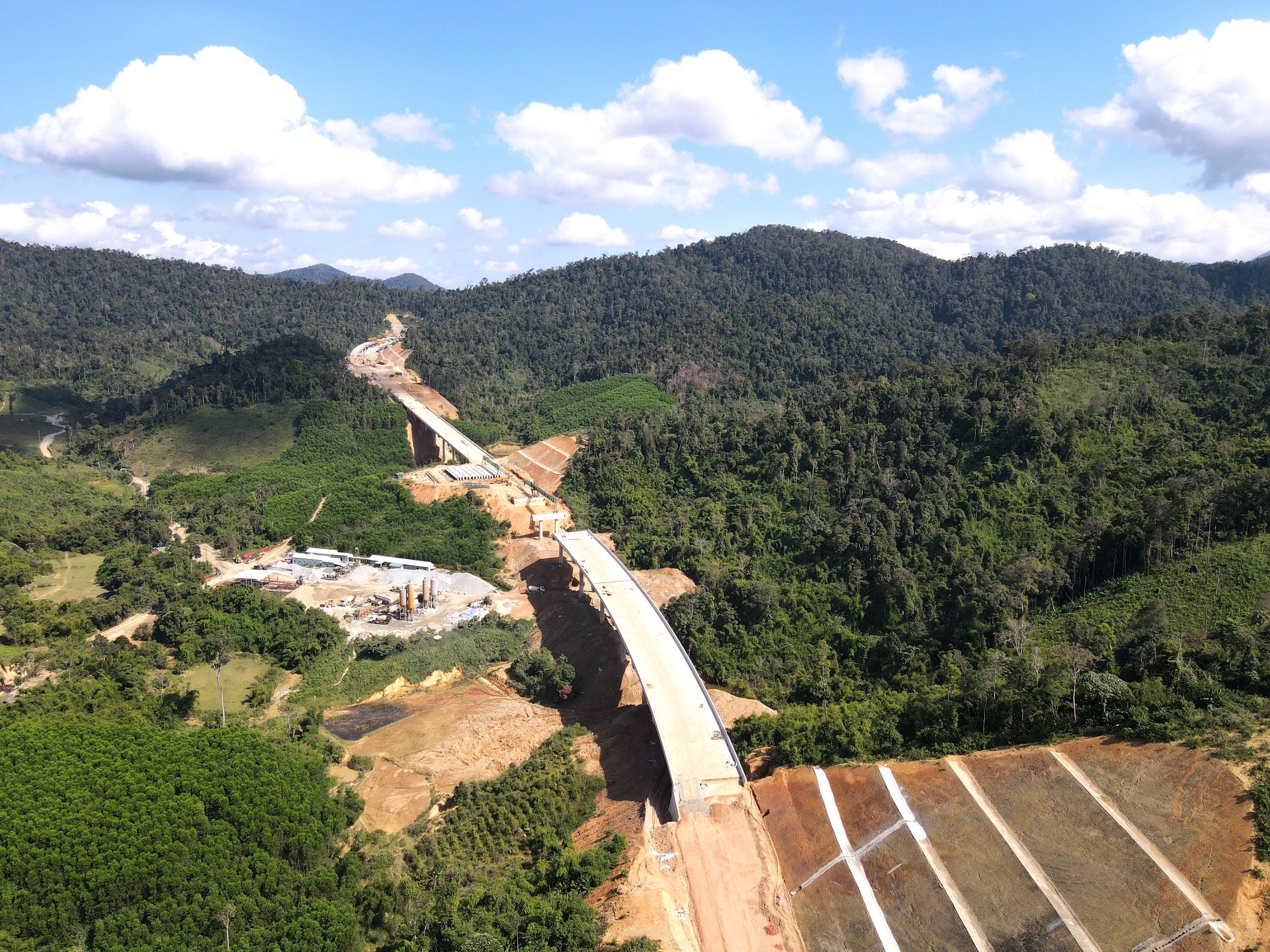 Những trụ cầu cao hơn 50m đang h&igrave;nh th&agrave;nh tr&ecirc;n cao tốc Kh&aacute;nh H&ograve;a - Bu&ocirc;n Ma Thuột- Ảnh 15.