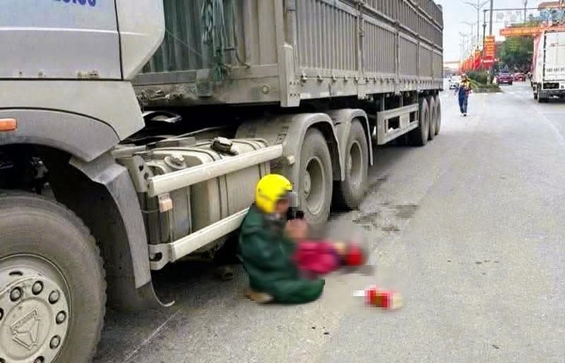 Hiện trường vụ tai nạn khiến b&agrave; T tử vong tại chỗ - Ảnh: Tuấn Minh.