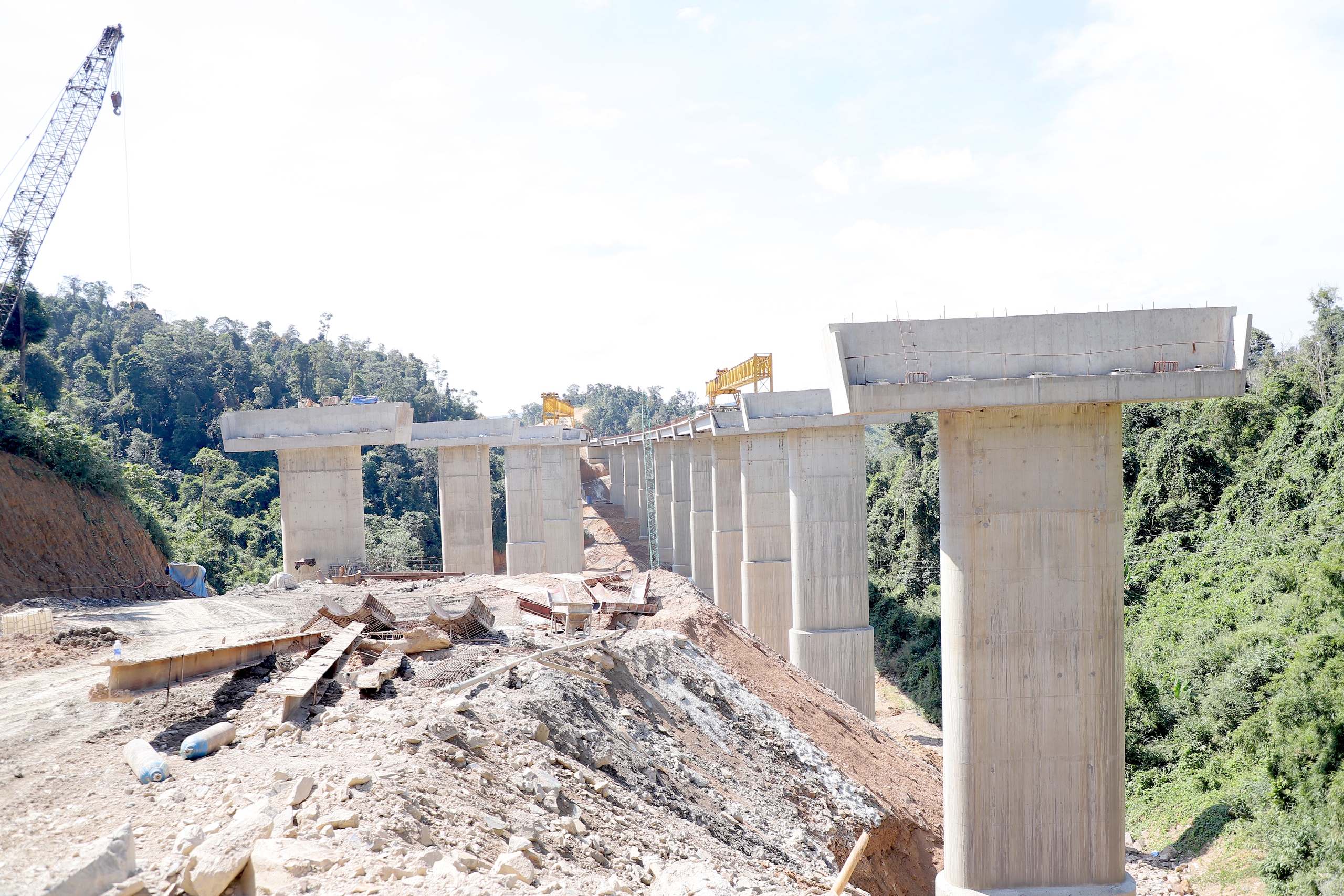 Những trụ cầu cao hơn 50m đang h&igrave;nh th&agrave;nh tr&ecirc;n cao tốc Kh&aacute;nh H&ograve;a - Bu&ocirc;n Ma Thuột- Ảnh 14.