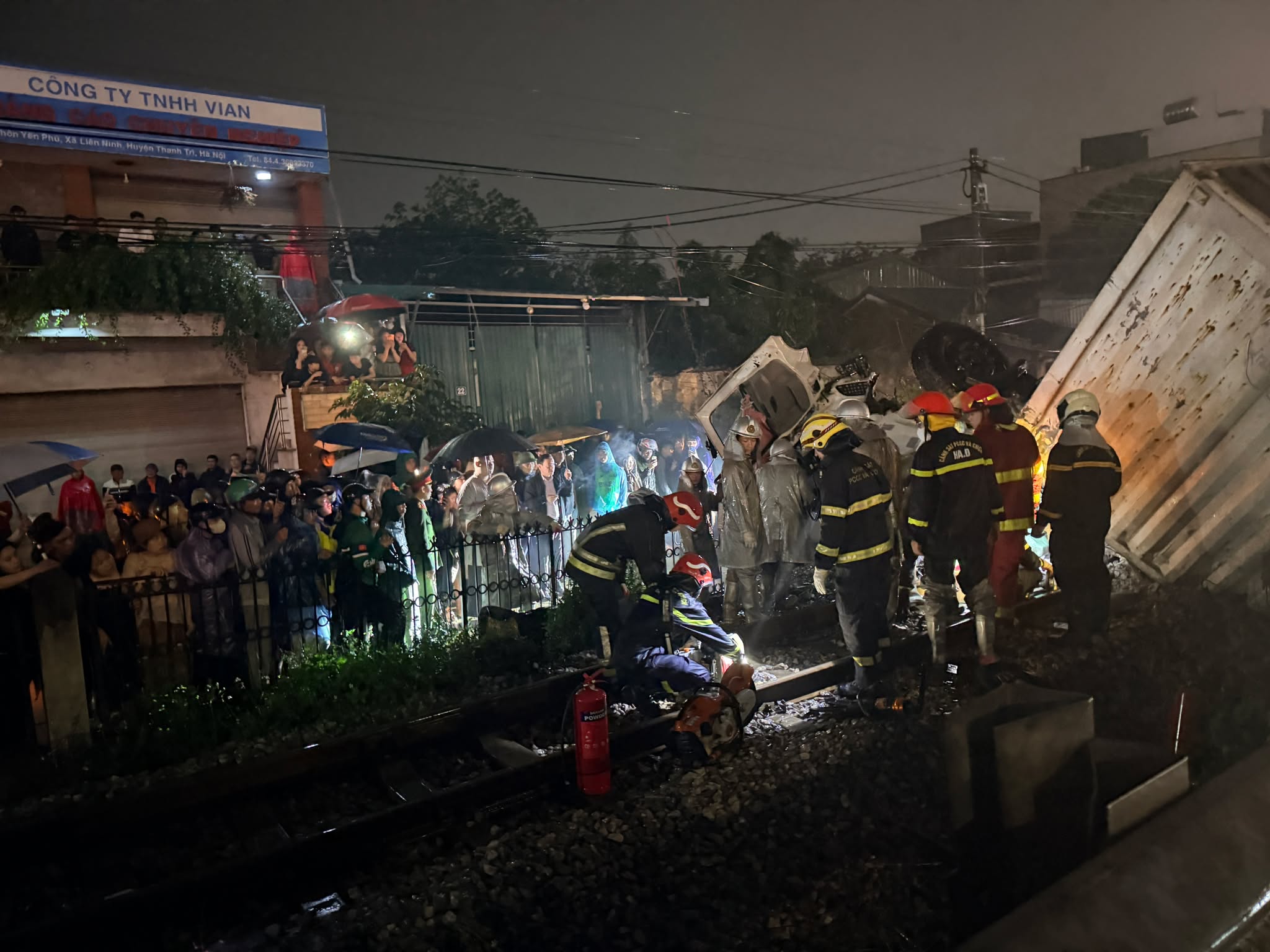 Hiện trường vụ tai nạn đường sắt khiến t&agrave;i xế &ocirc; t&ocirc; tử vong, một người bị thương ở Ngọc Hồi- Ảnh 8.