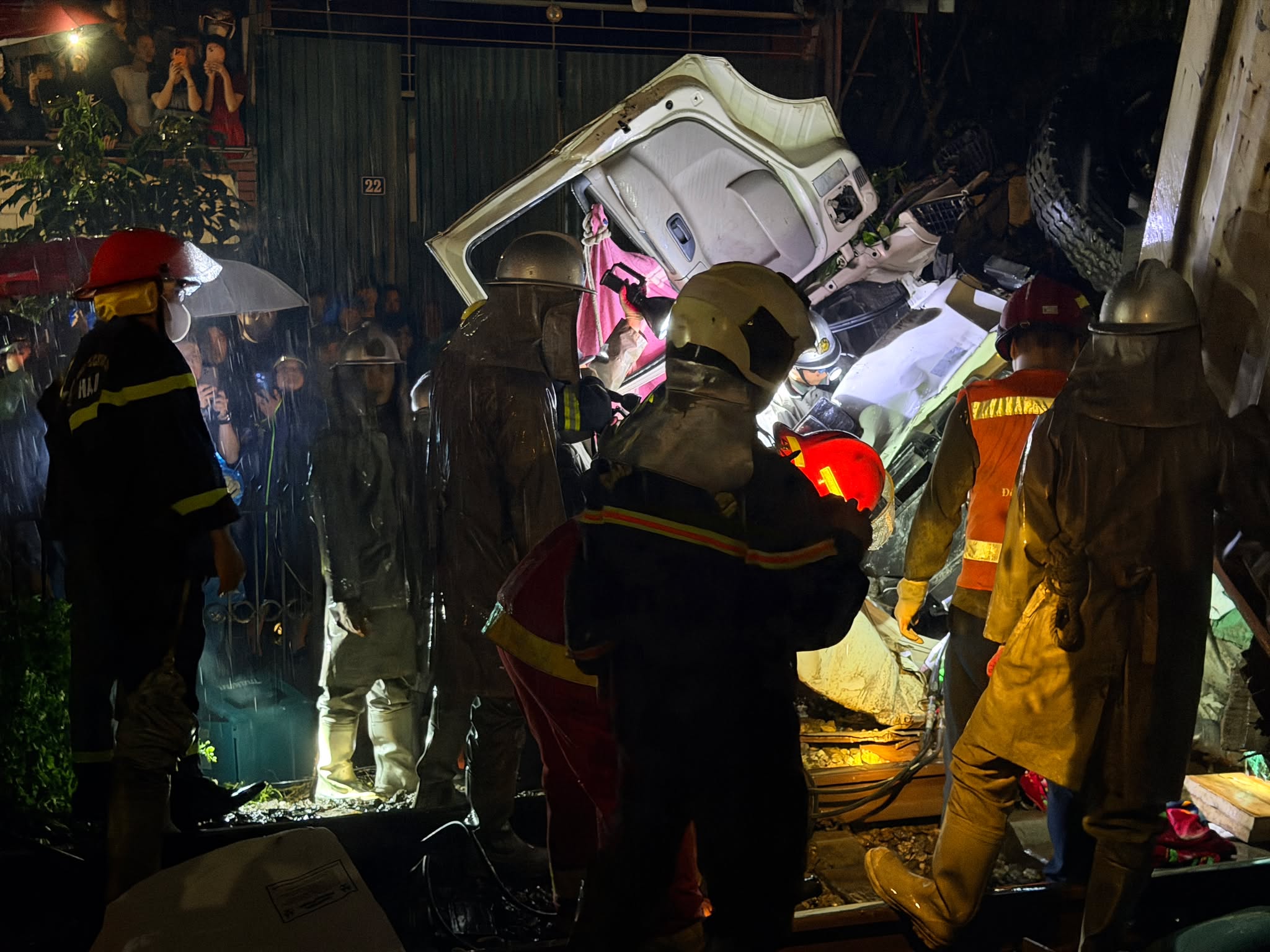 Hiện trường vụ tai nạn đường sắt khiến t&agrave;i xế &ocirc; t&ocirc; tử vong, một người bị thương ở Ngọc Hồi- Ảnh 7.