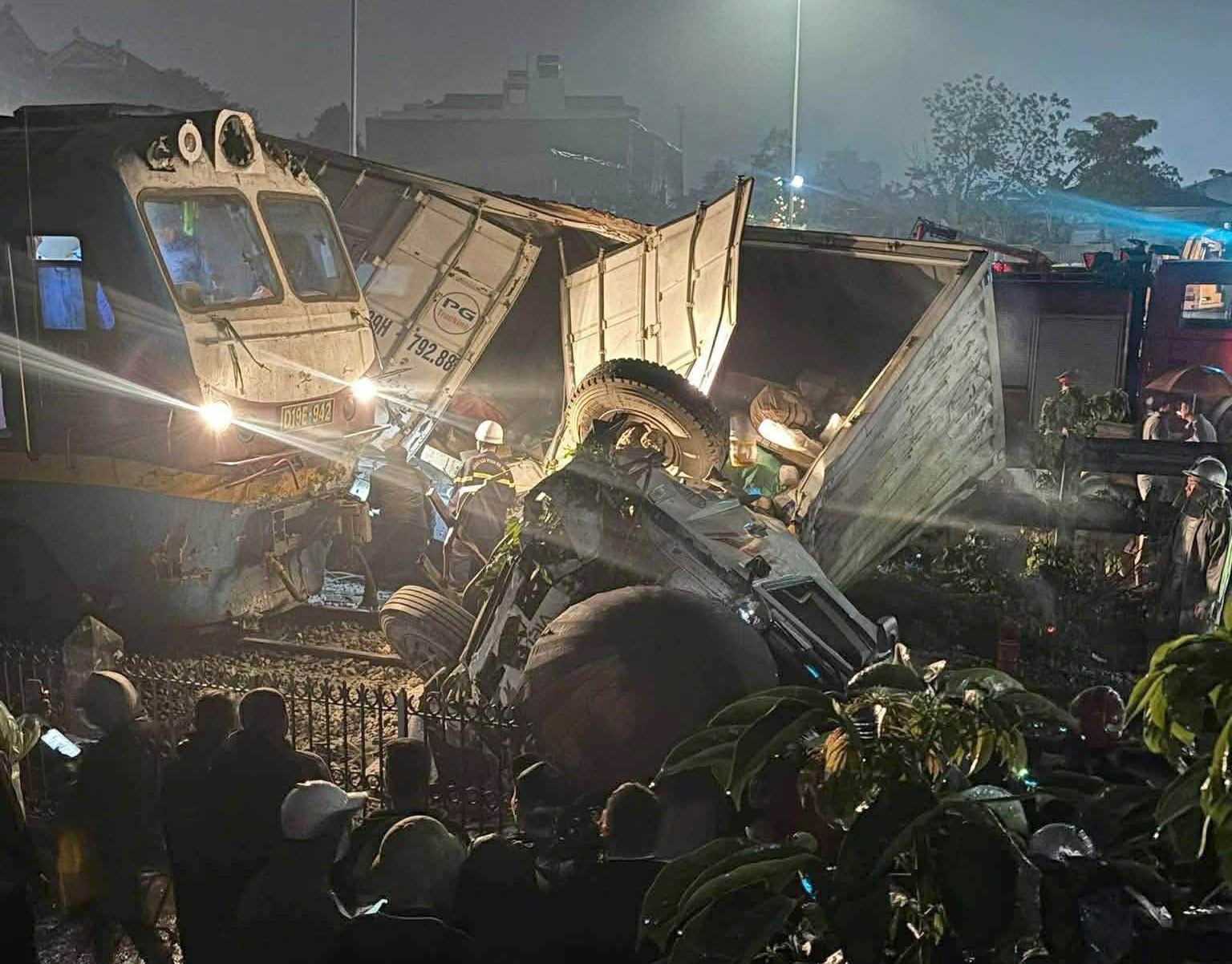 H&agrave; Nội: Va chạm t&agrave;u hỏa ở Ngọc Hồi, &ocirc; t&ocirc; tải bị v&ograve; n&aacute;t đầu, hất văng 100 m&eacute;t- Ảnh 2.