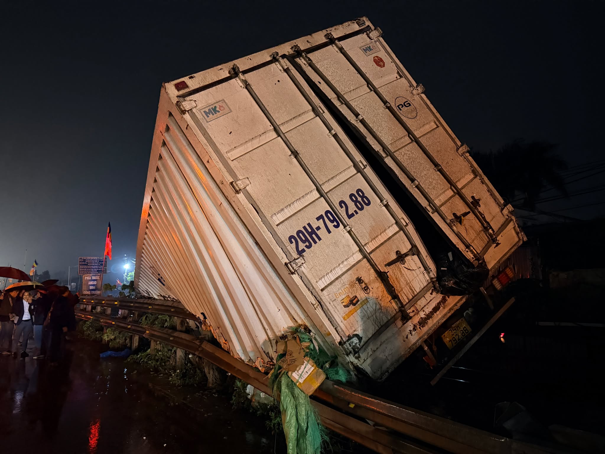Hiện trường vụ tai nạn đường sắt khiến t&agrave;i xế &ocirc; t&ocirc; tử vong, một người bị thương ở Ngọc Hồi- Ảnh 2.