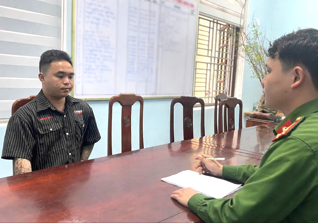 Huế: Bắt đối tượng giả danh cán bộ công an để lừa đảo chiếm đoạt tài sản- Ảnh 1. Huế: Bắt đối tượng giả danh cán bộ công an để lừa đảo chiếm đoạt tài sản- Ảnh 1.