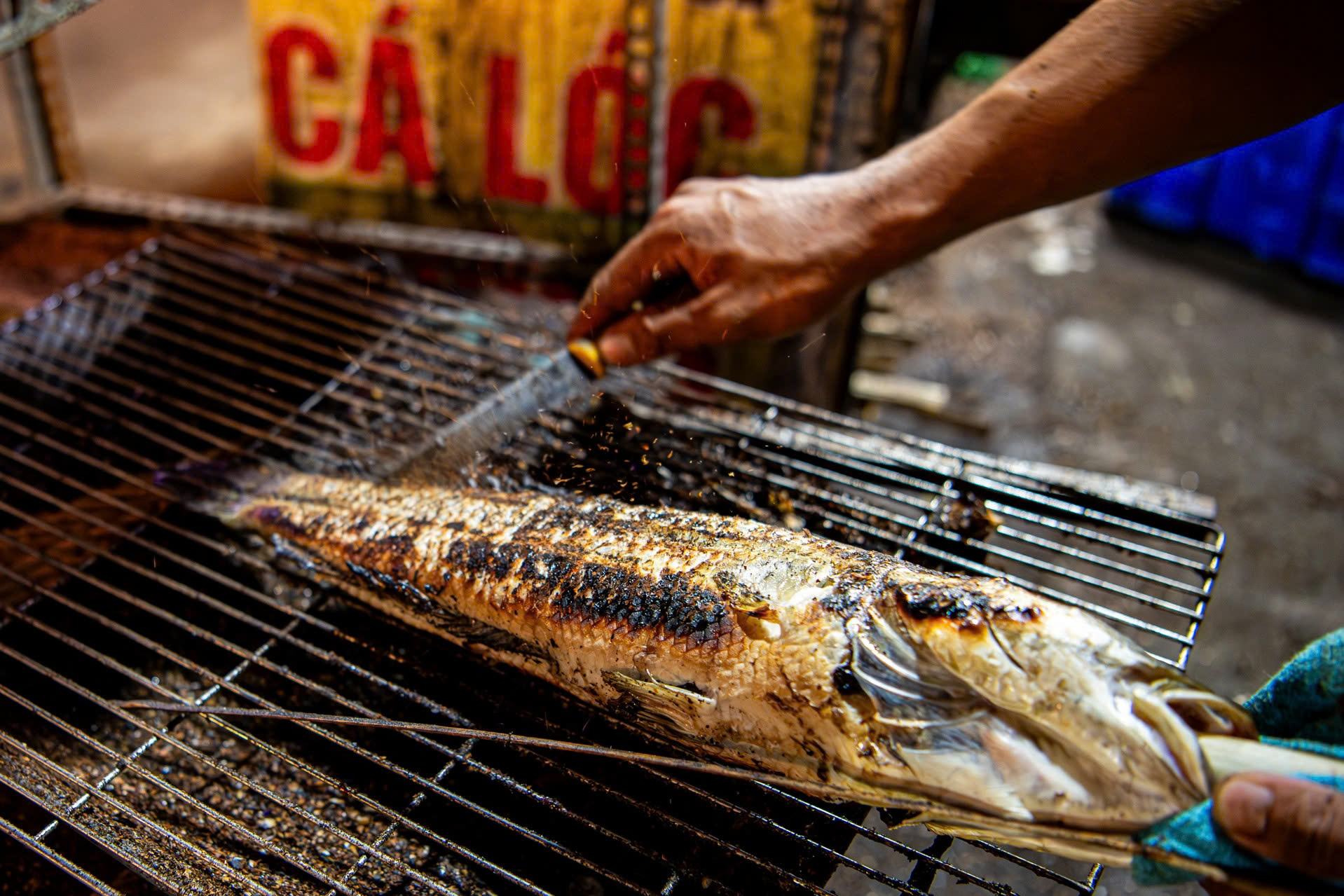 TP.HCM: &ldquo;Thủ phủ&rdquo; c&aacute; l&oacute;c nướng xuy&ecirc;n đ&ecirc;m đỏ lửa phục vụ ng&agrave;y v&iacute;a Thần T&agrave;i- Ảnh 7.