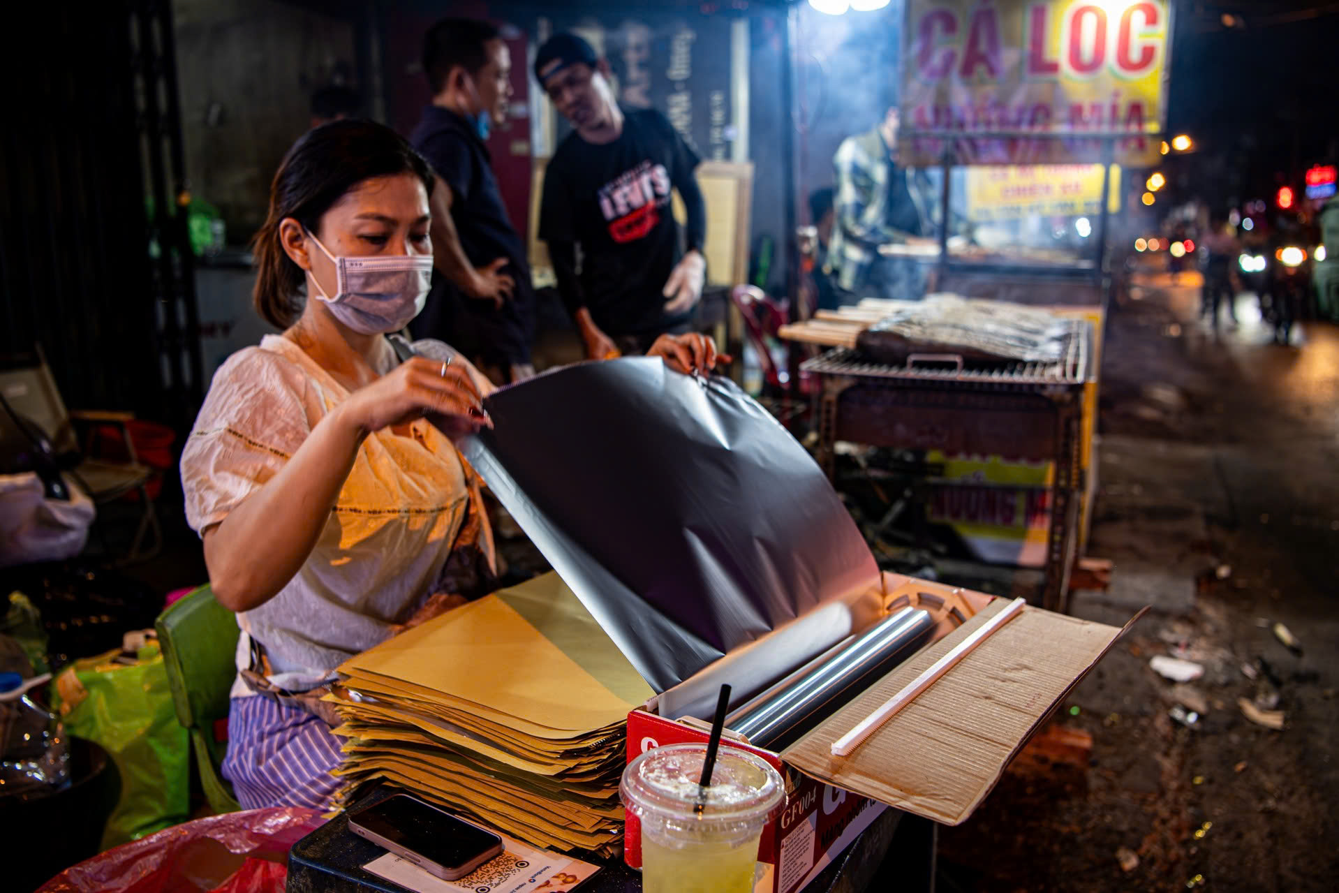 TP.HCM: &ldquo;Thủ phủ&rdquo; c&aacute; l&oacute;c nướng xuy&ecirc;n đ&ecirc;m đỏ lửa phục vụ ng&agrave;y v&iacute;a Thần T&agrave;i- Ảnh 10.