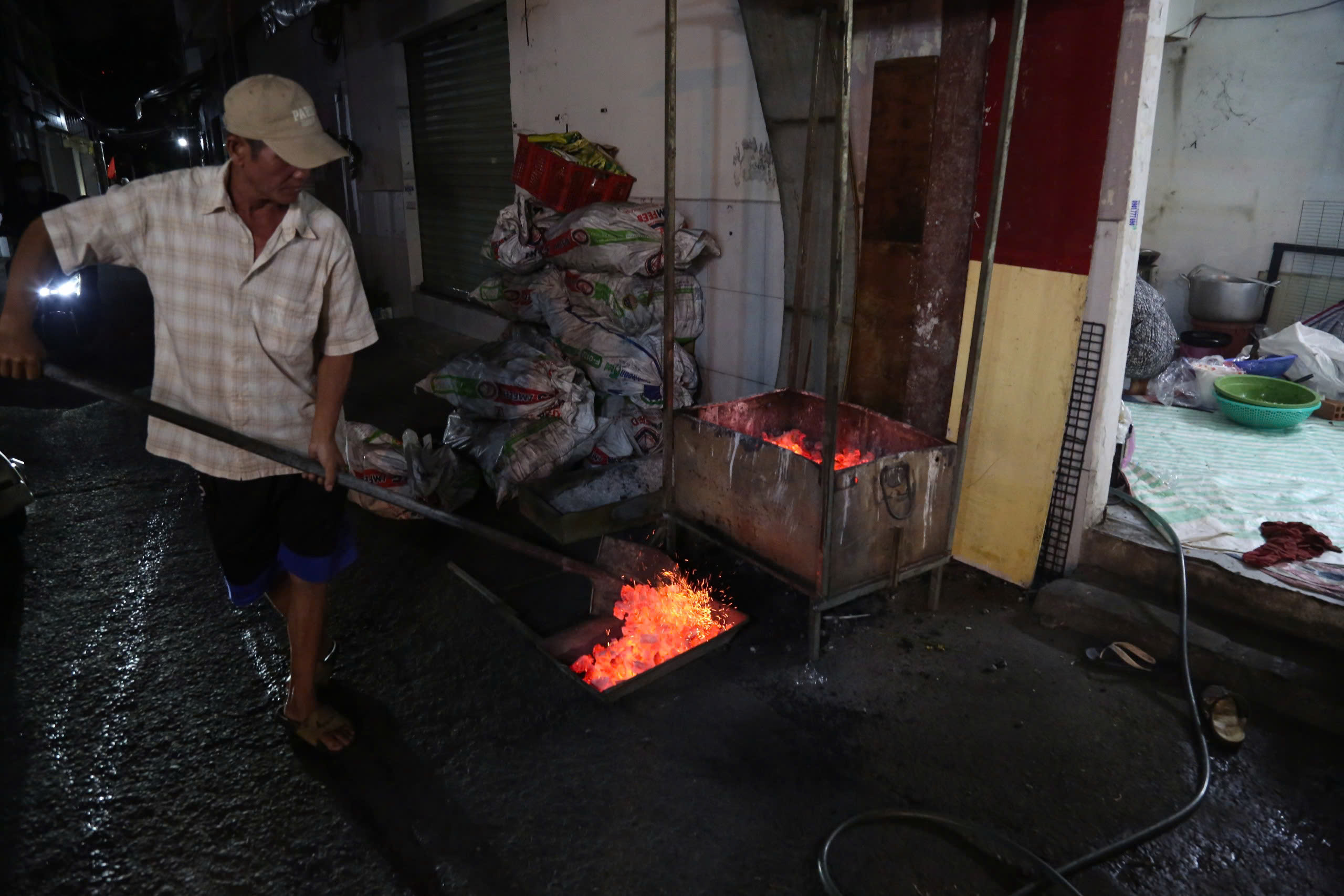 TP.HCM: &ldquo;Thủ phủ&rdquo; c&aacute; l&oacute;c nướng xuy&ecirc;n đ&ecirc;m đỏ lửa phục vụ ng&agrave;y v&iacute;a Thần T&agrave;i- Ảnh 12.