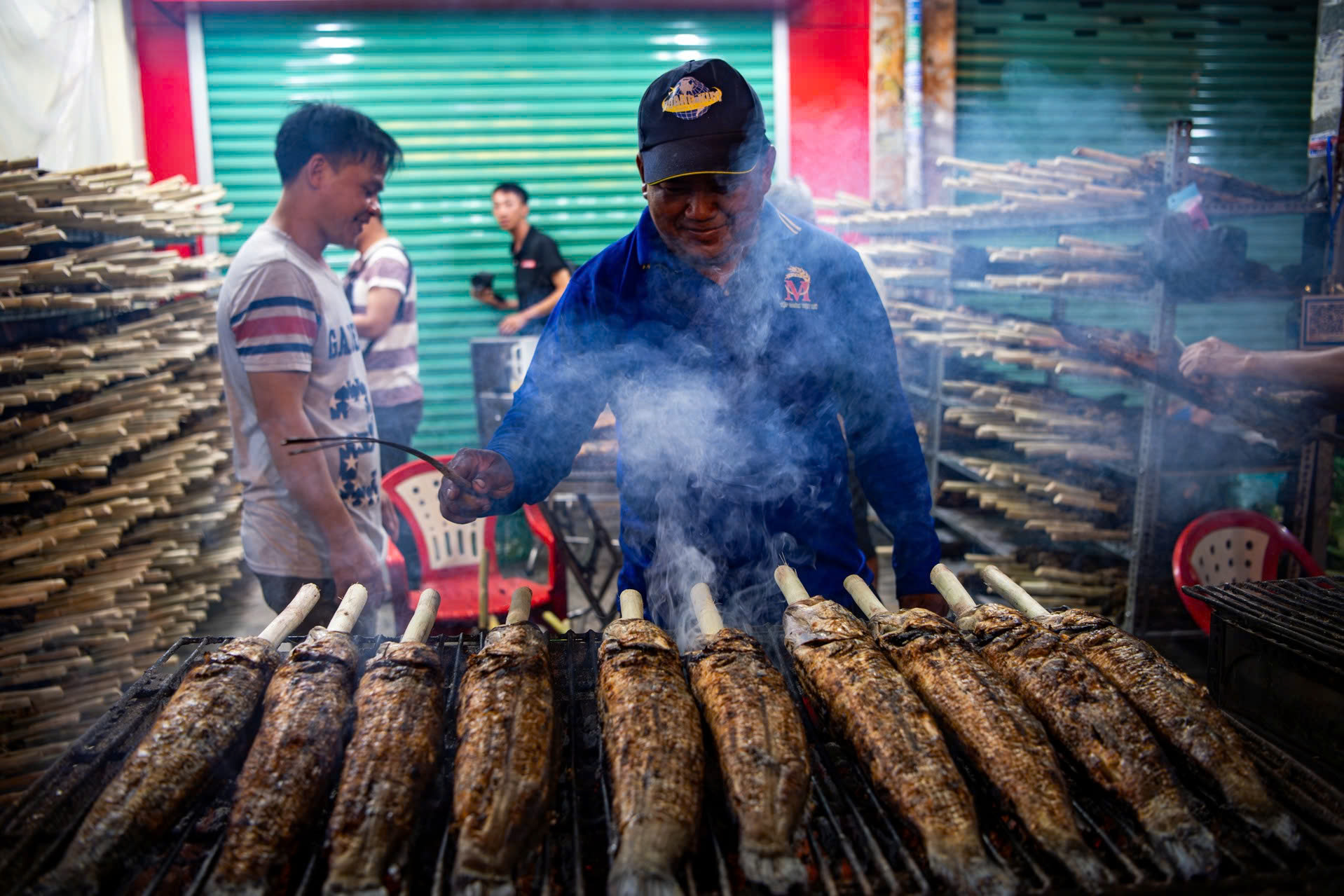 TP.HCM: &ldquo;Thủ phủ&rdquo; c&aacute; l&oacute;c nướng xuy&ecirc;n đ&ecirc;m đỏ lửa phục vụ ng&agrave;y v&iacute;a Thần T&agrave;i- Ảnh 3.