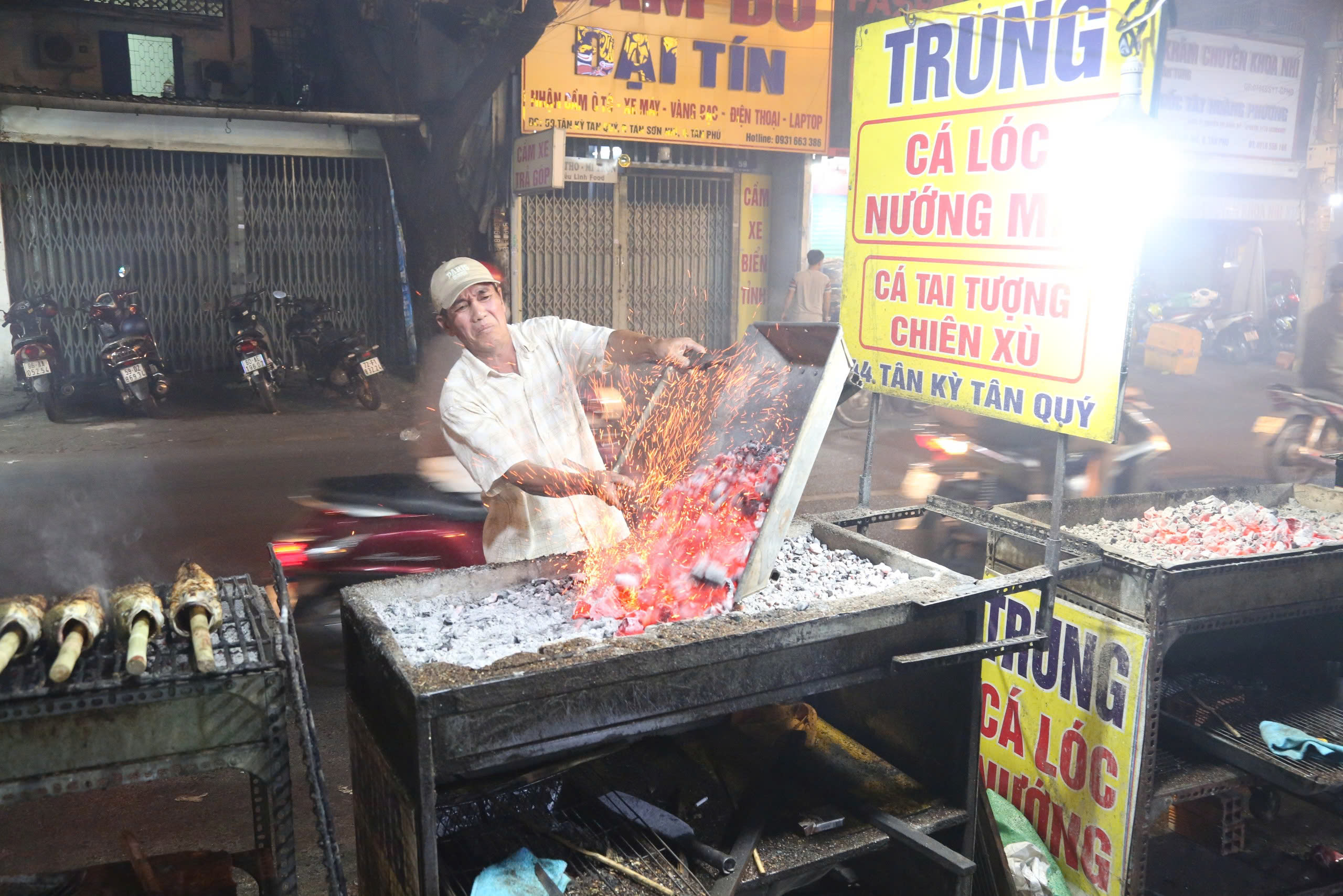 TP.HCM: &ldquo;Thủ phủ&rdquo; c&aacute; l&oacute;c nướng xuy&ecirc;n đ&ecirc;m đỏ lửa phục vụ ng&agrave;y v&iacute;a Thần T&agrave;i- Ảnh 11.