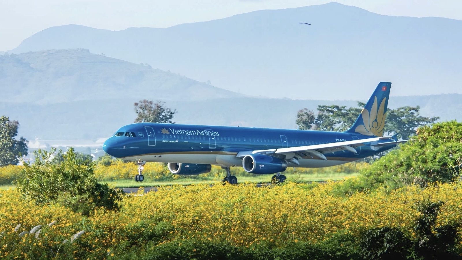 Vietnam Airlines tăng cường đường bay l&acirc;n cận trong thời gian s&acirc;n bay Li&ecirc;n Khương đ&oacute;ng cửa- Ảnh 1.