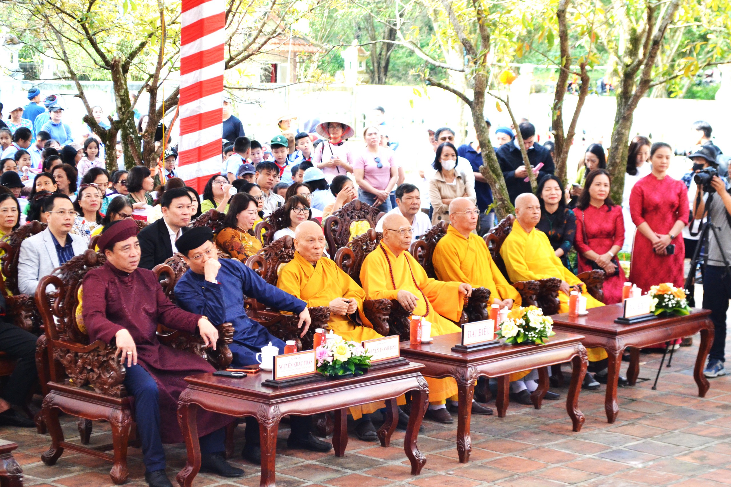 Huế: Hàng nghìn du khách dâng hương khai hội Huyền Trân- Ảnh 4. Huế: Hàng nghìn du khách dâng hương khai hội Huyền Trân- Ảnh 4.