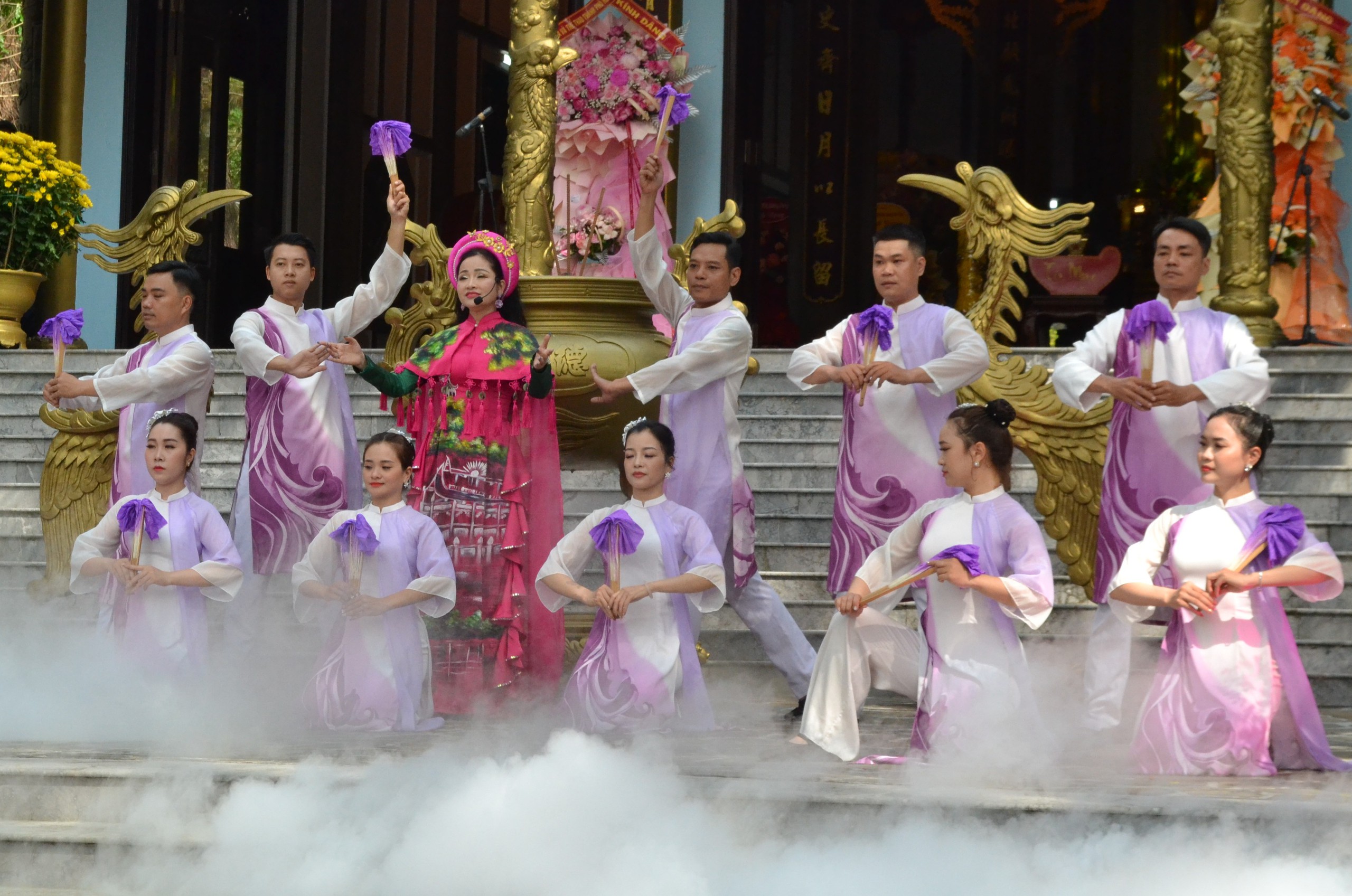 Huế: Hàng nghìn du khách dâng hương khai hội Huyền Trân- Ảnh 13. Huế: Hàng nghìn du khách dâng hương khai hội Huyền Trân- Ảnh 13.